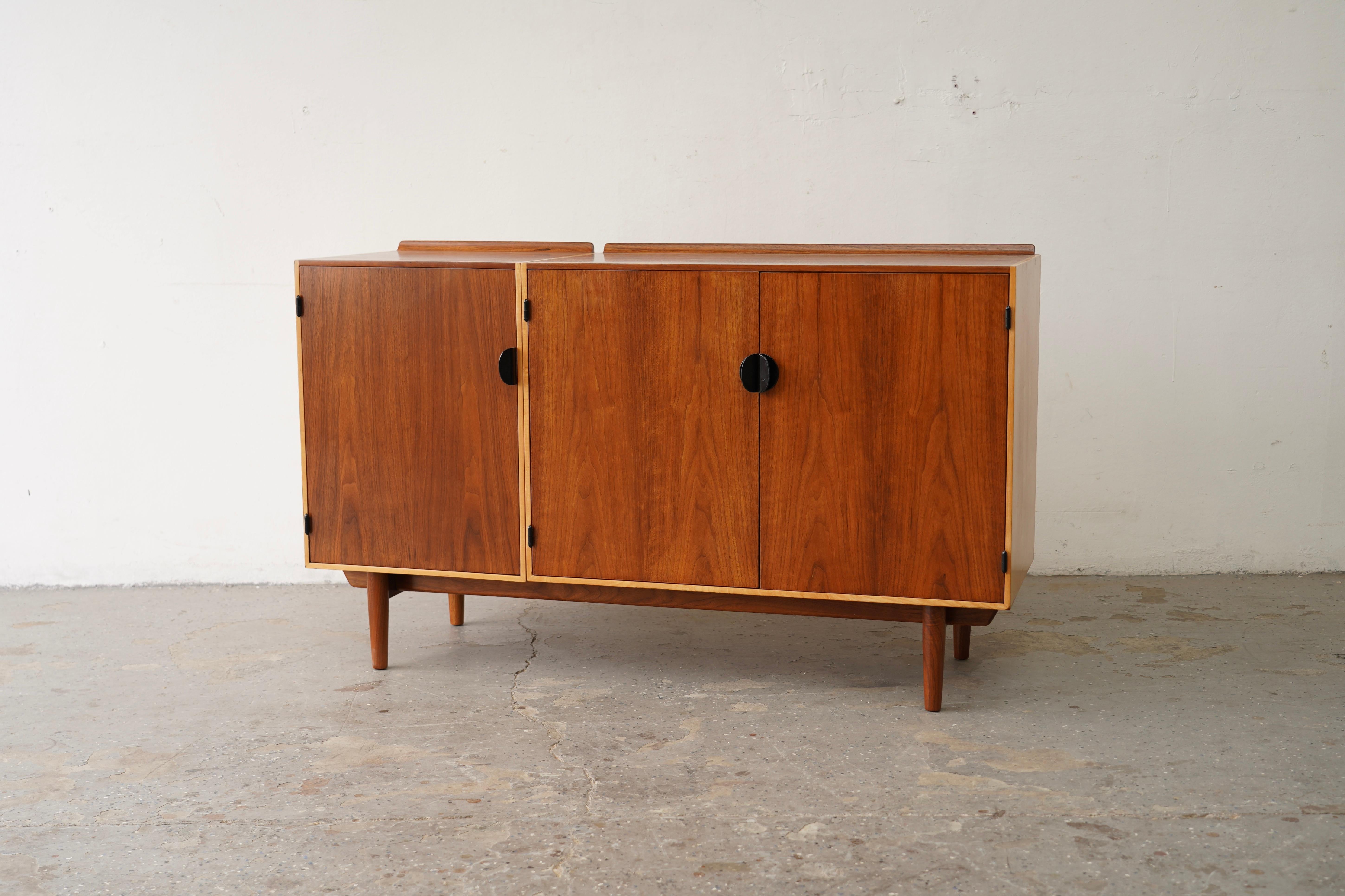 Credenza / Comò Finn Juhls restaurato in teak e acero per Baker in vendita 11