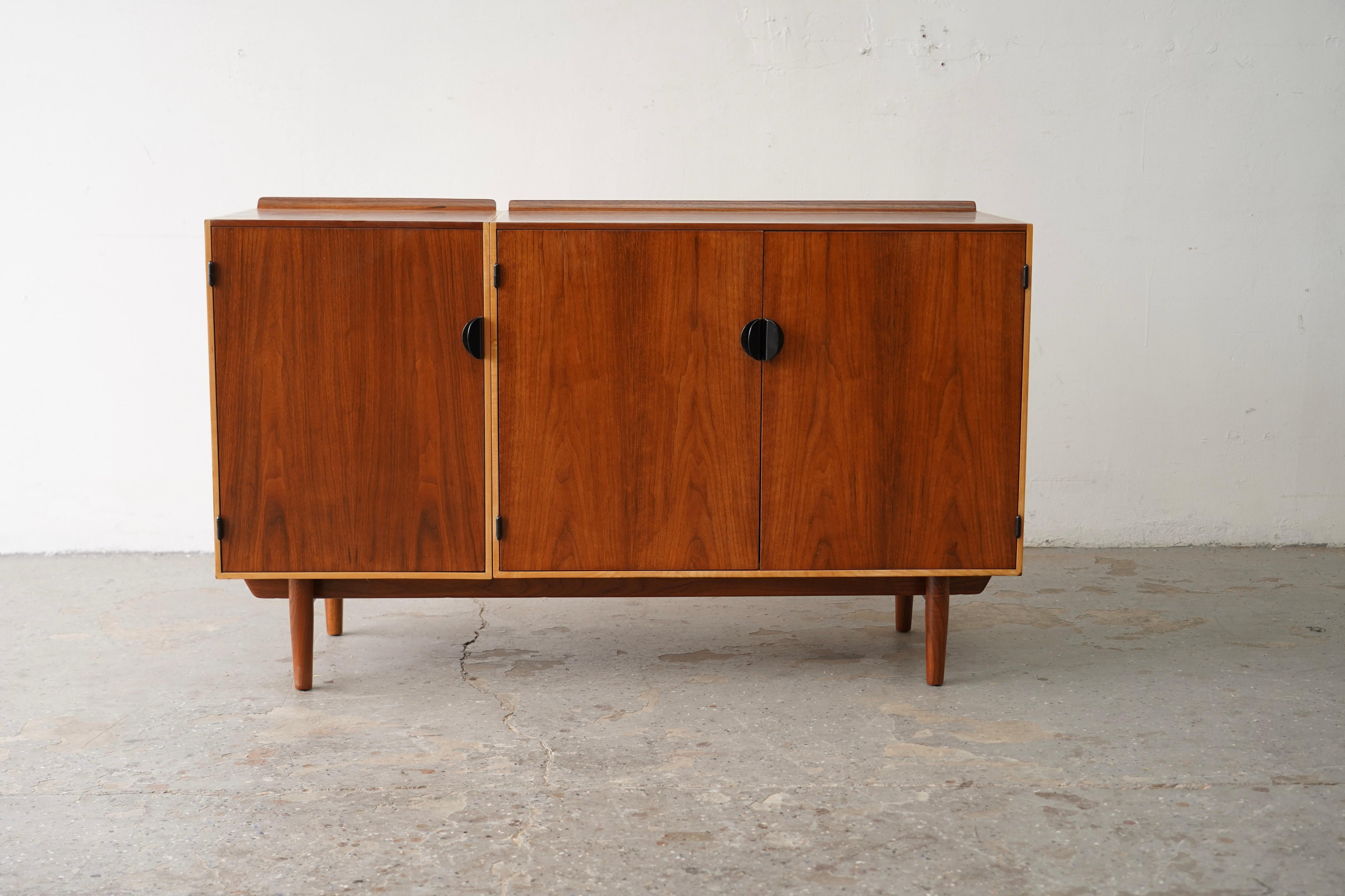 Credenza / Comò Finn Juhls restaurato in teak e acero per Baker

Questa squisita credenza in teak e acero di Finn Juhls per Baker è un capolavoro del Mid-Century completamente restaurato. Caratterizzata da una cassa in teak con una spalliera