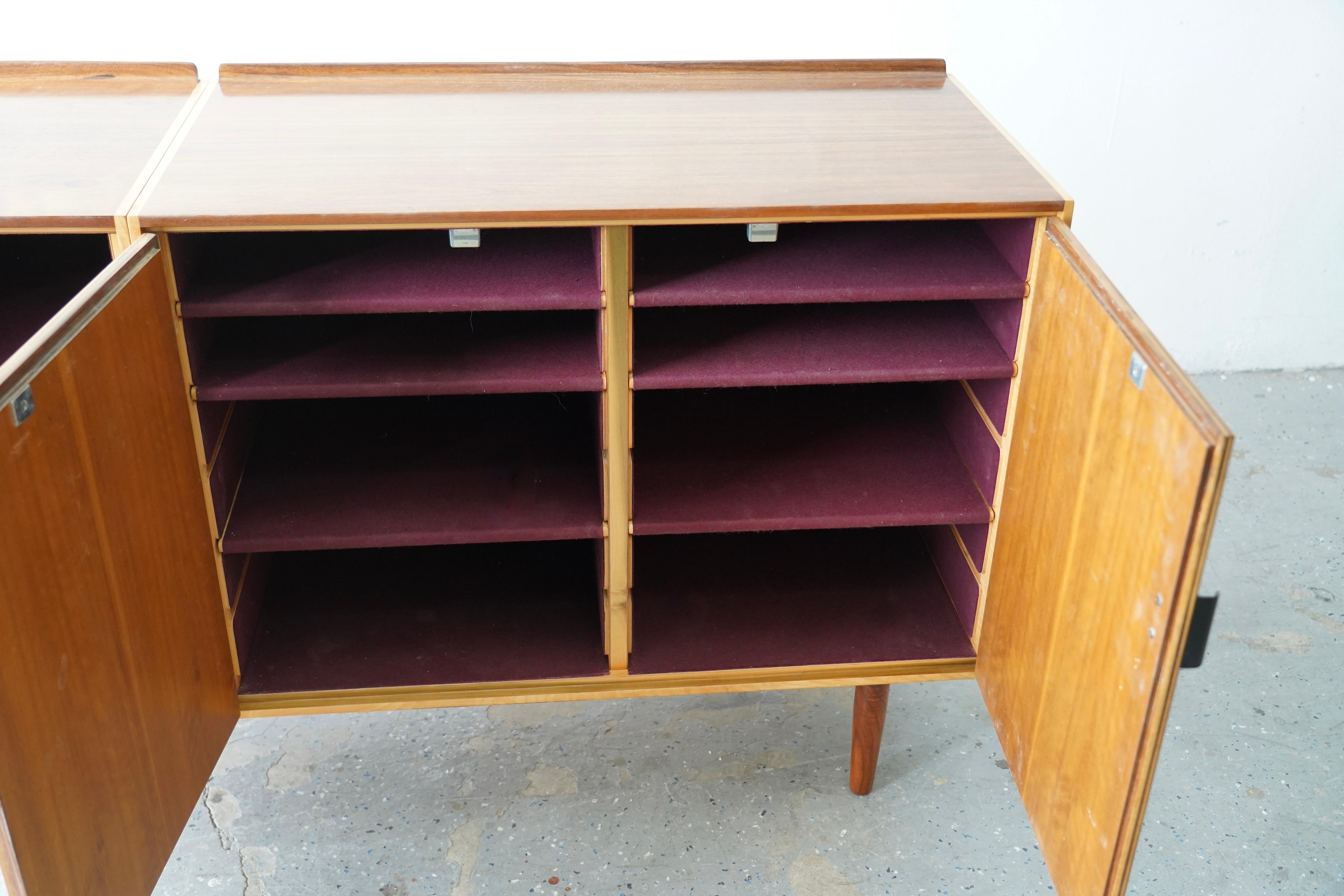 Mid-Century moderno Credenza / Comò Finn Juhls restaurato in teak e acero per Baker in vendita