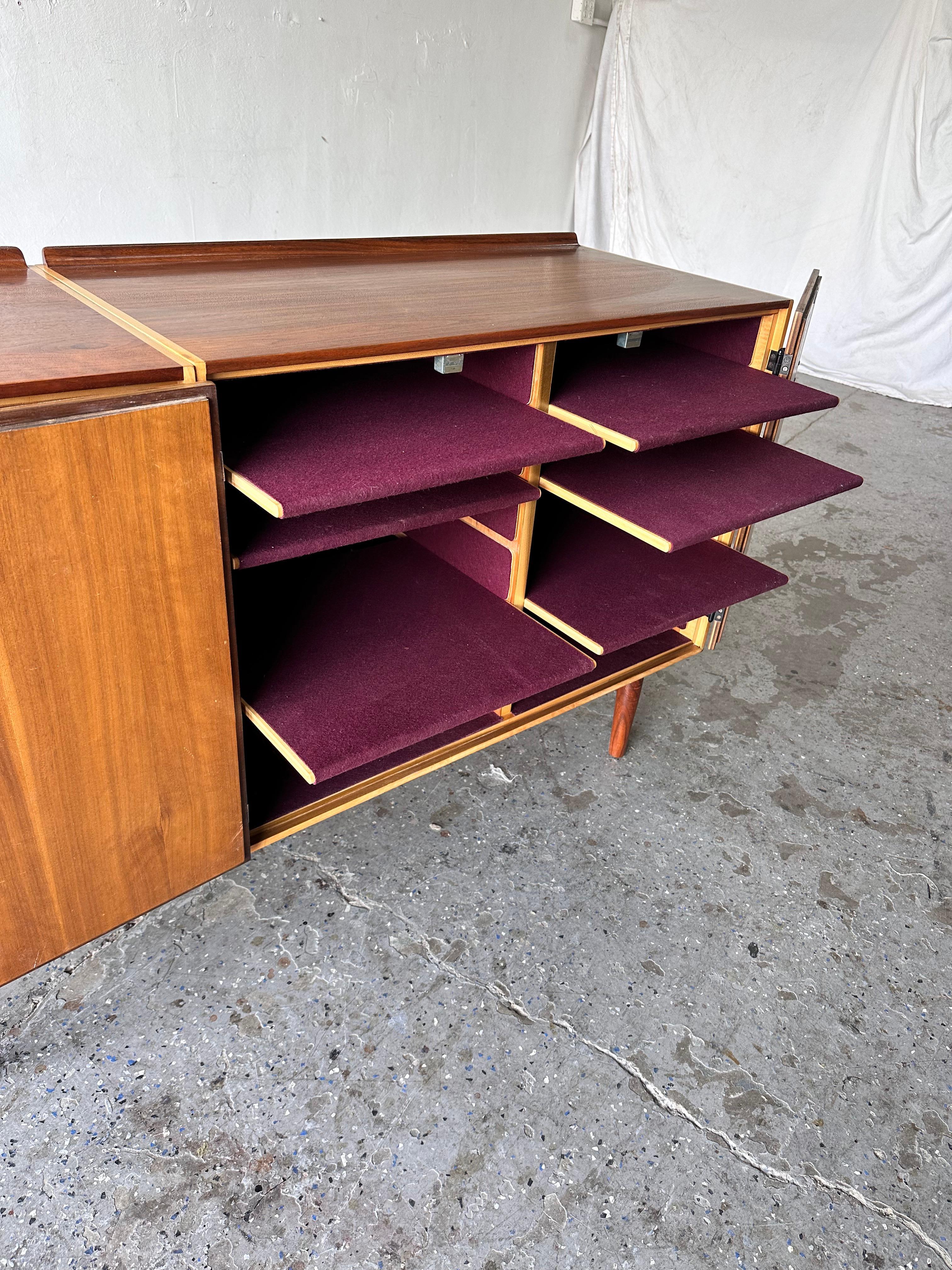 Americano Credenza / Comò Finn Juhls restaurato in teak e acero per Baker in vendita