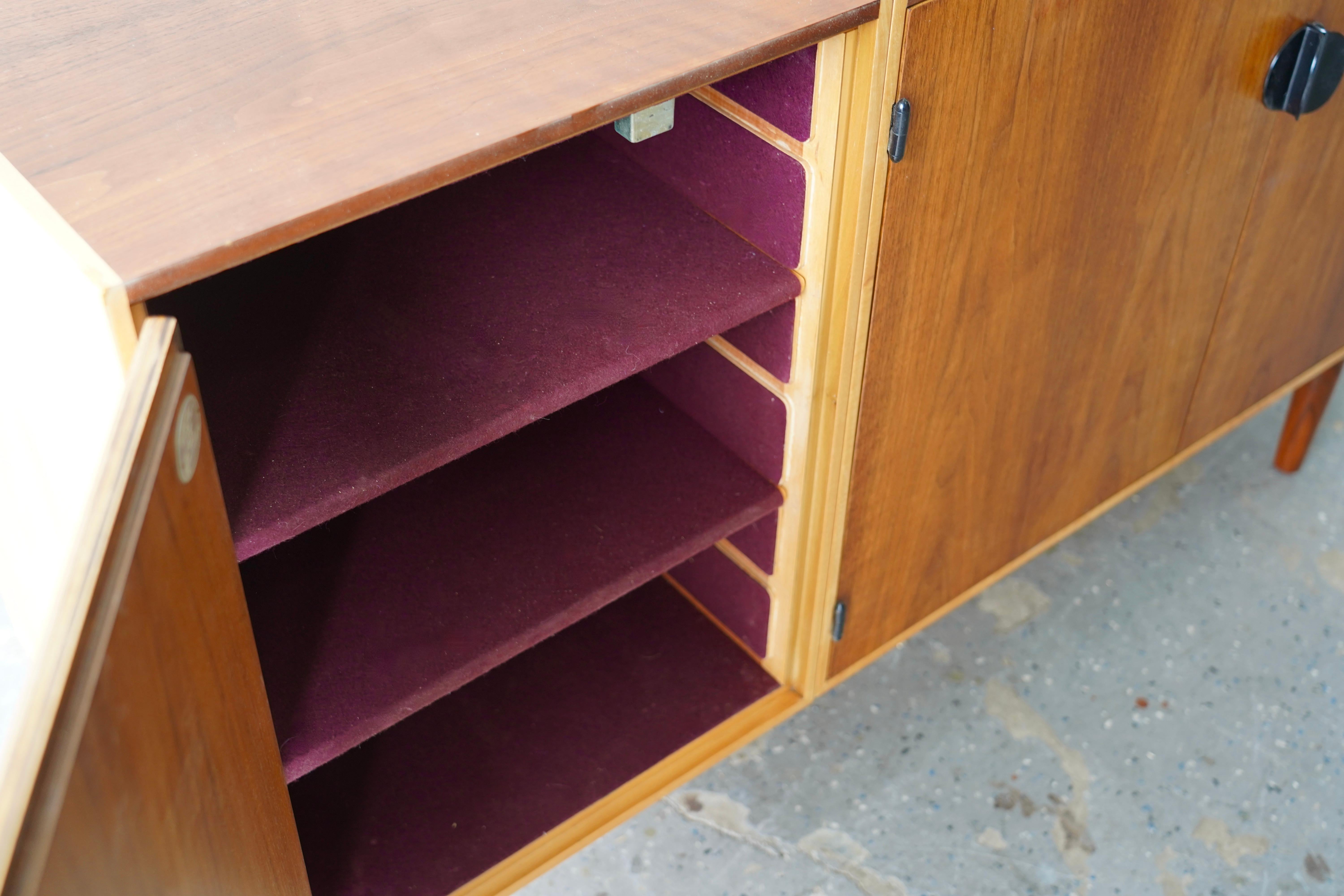 Credenza / Comò Finn Juhls restaurato in teak e acero per Baker In condizioni buone in vendita a Las Vegas, NV