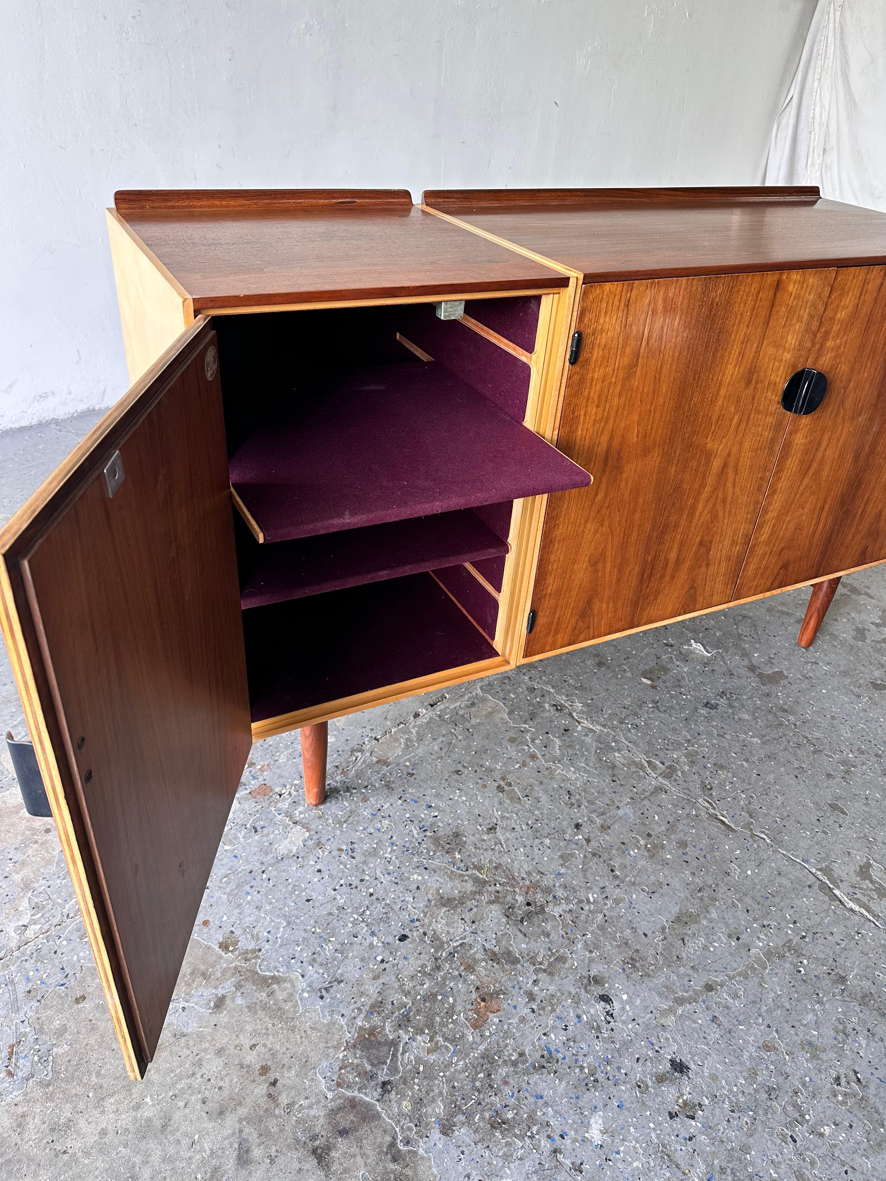 Metà XX secolo Credenza / Comò Finn Juhls restaurato in teak e acero per Baker in vendita