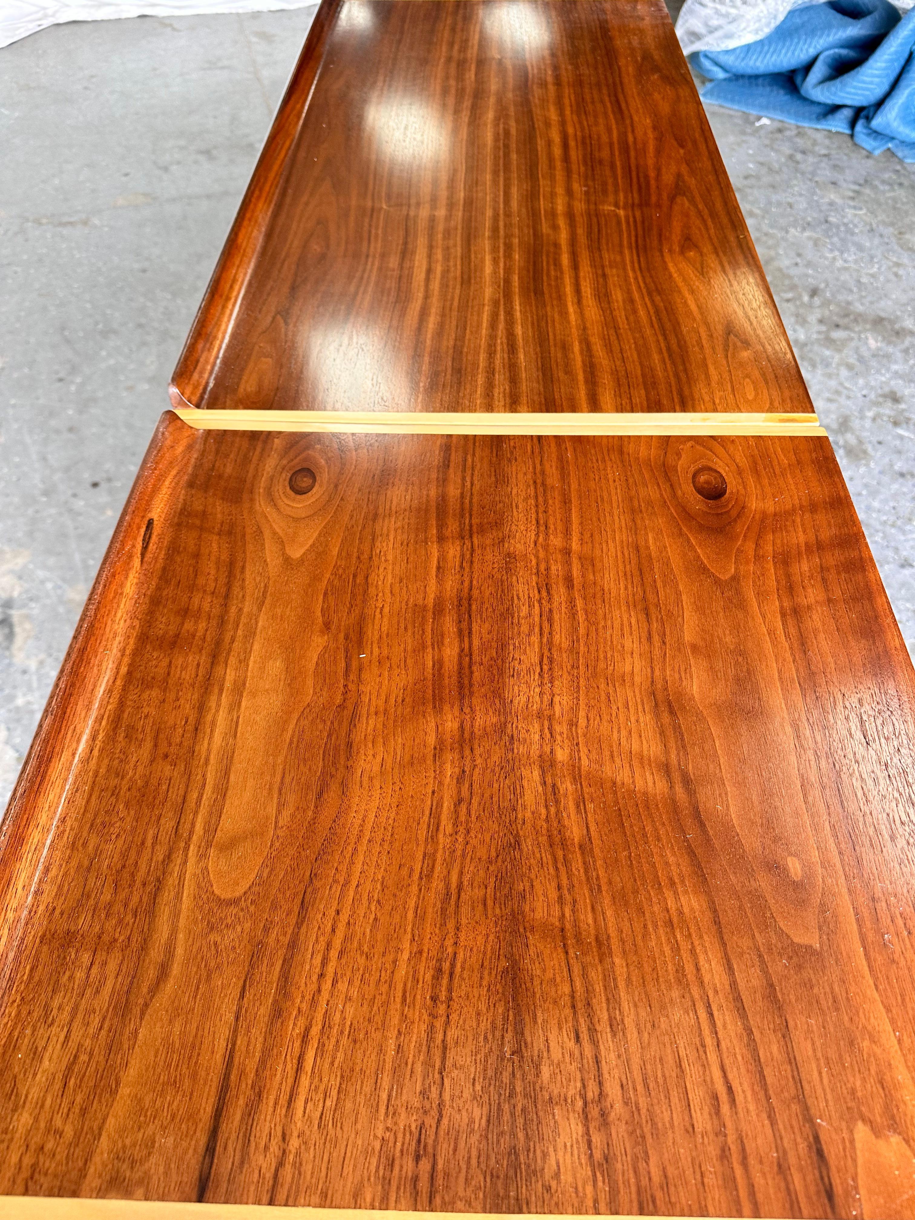 Acero Birdseye Credenza / Comò Finn Juhls restaurato in teak e acero per Baker in vendita