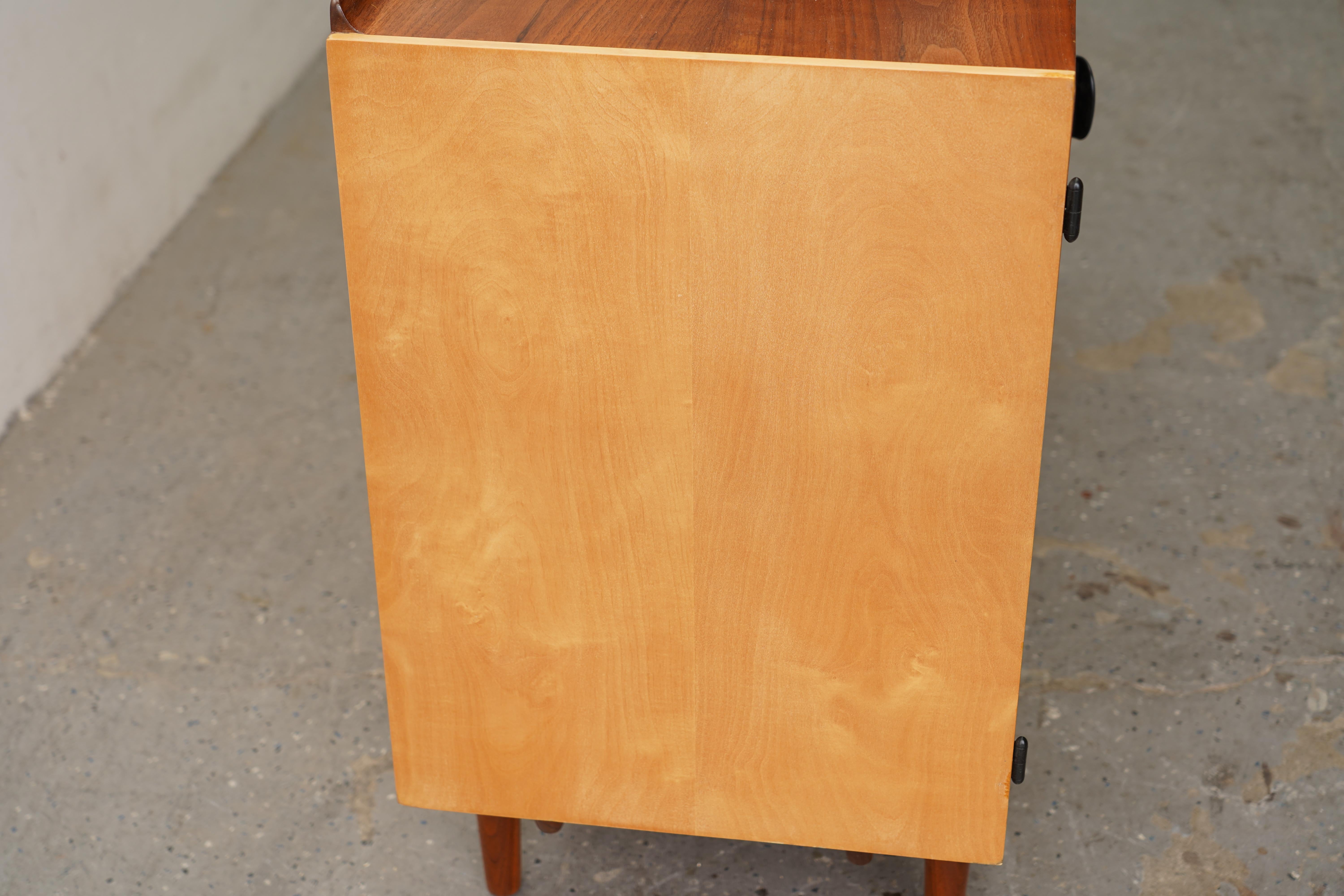 Credenza / Comò Finn Juhls restaurato in teak e acero per Baker in vendita 1