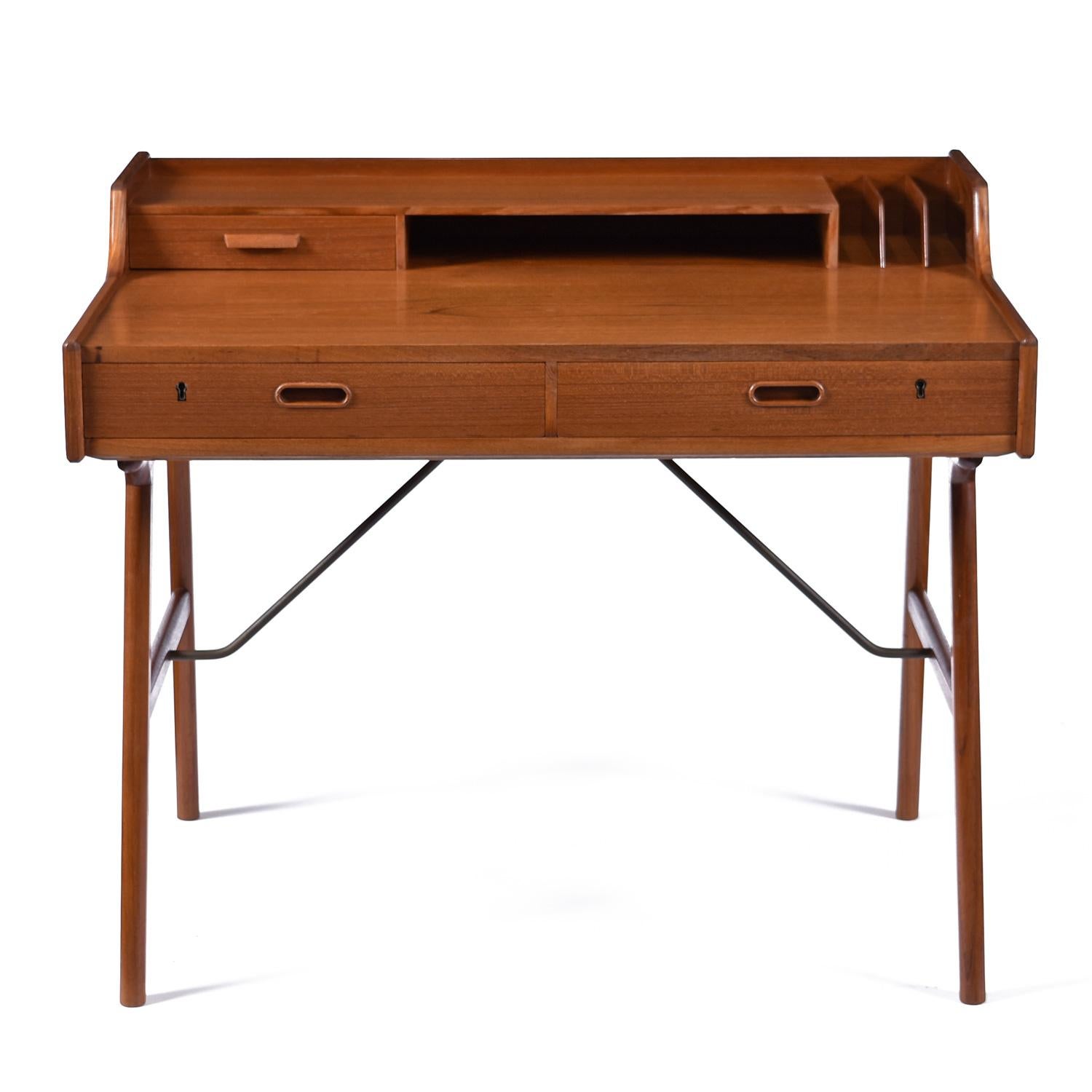 La sedia Jacobsen Grand Prix è venduta separatamente. 

A differenza di altre che puoi trovare, questa scrivania Arne Wahl Iversen è stata restaurata professionalmente e include anche la chiave originale per entrambi i cassetti con chiusura a