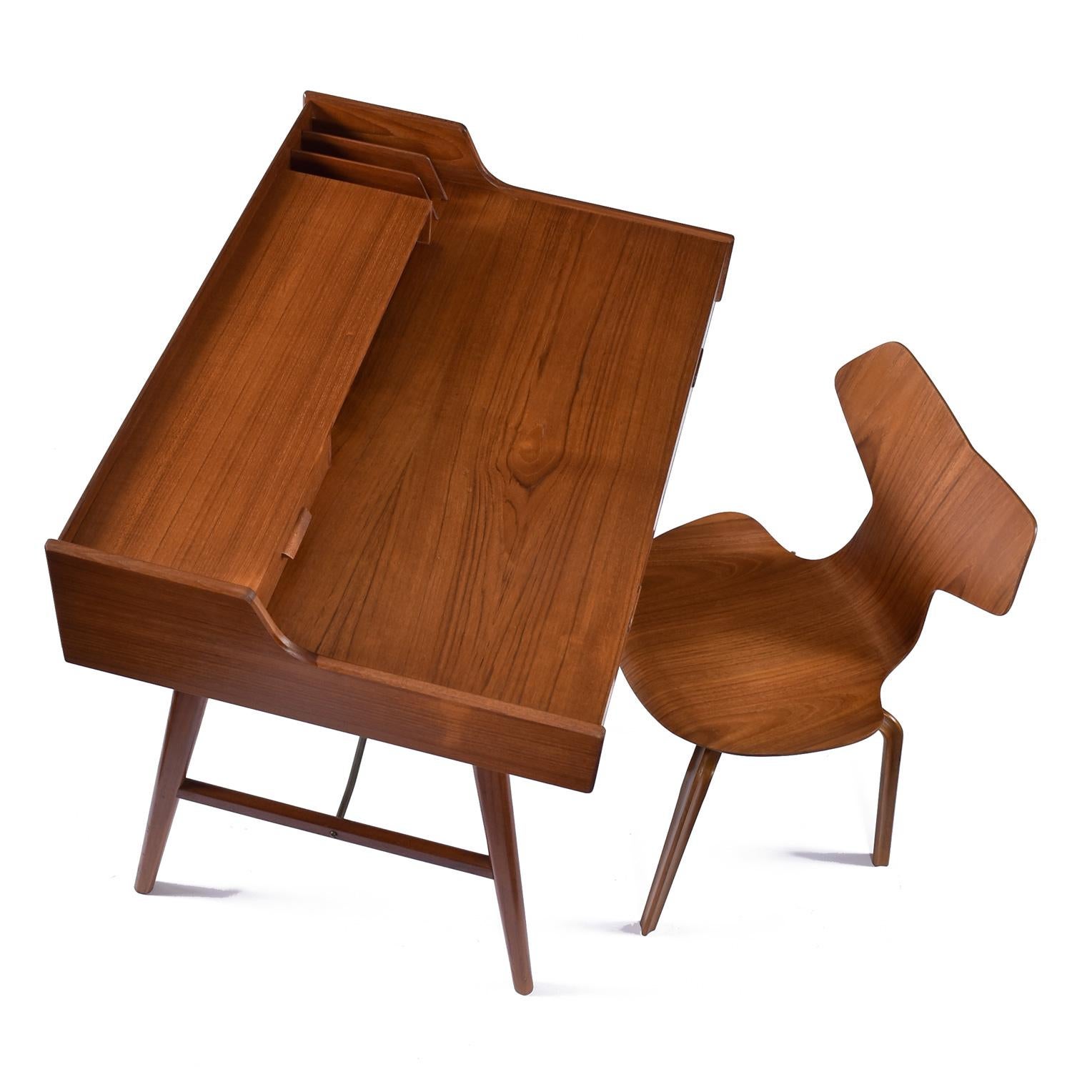 Scrivania in teak restaurata di Arne Wahl Iversen Model 56 per Vinde Møbelfabrik In condizioni buone a Chattanooga, TN