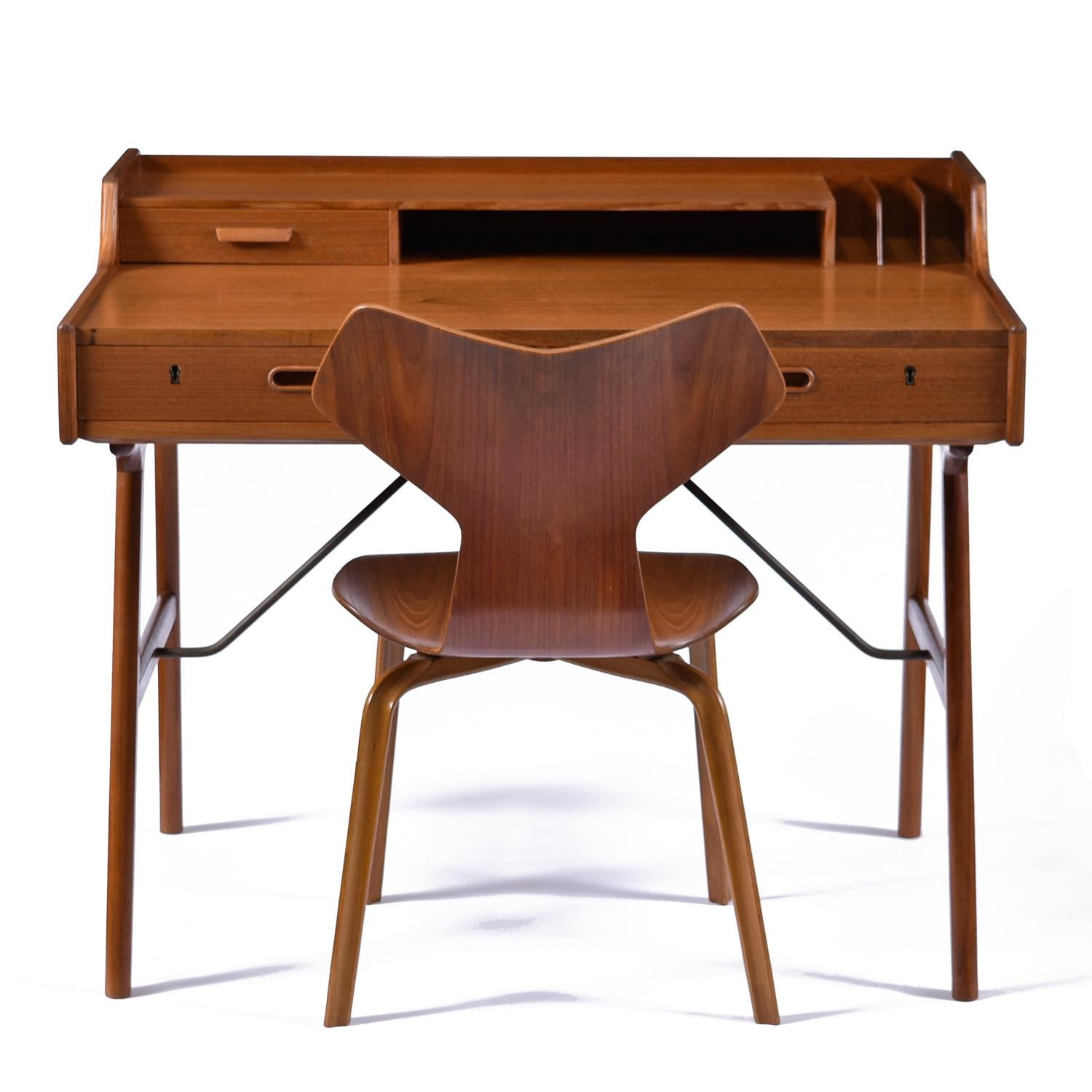 Metà XX secolo Scrivania in teak restaurata di Arne Wahl Iversen Model 56 per Vinde Møbelfabrik