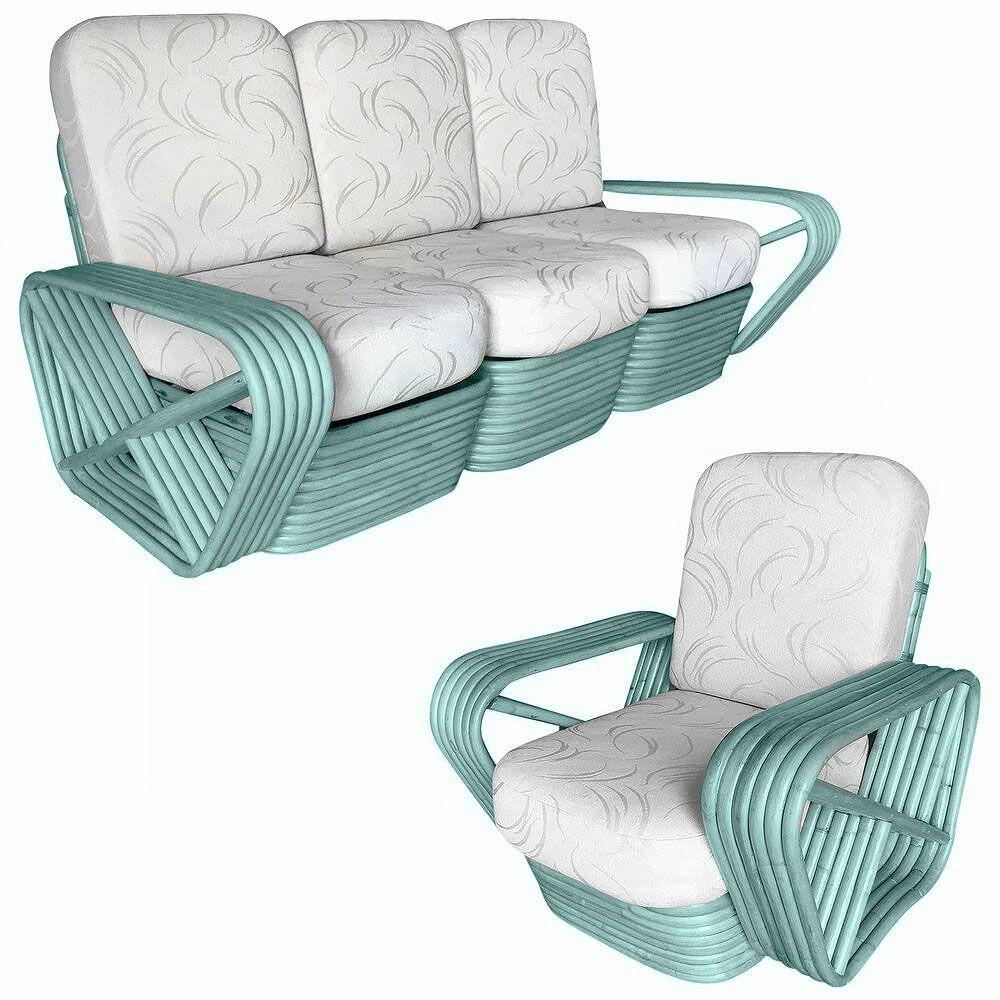 Questo set da salotto in rattan color verde acqua degli anni '50, splendidamente restaurato, è composto da una coppia di sedie lounge e da un divano componibile a 3 pezzi. Questo set di divano e poltrone presenta i famosi braccioli quadrati a sei