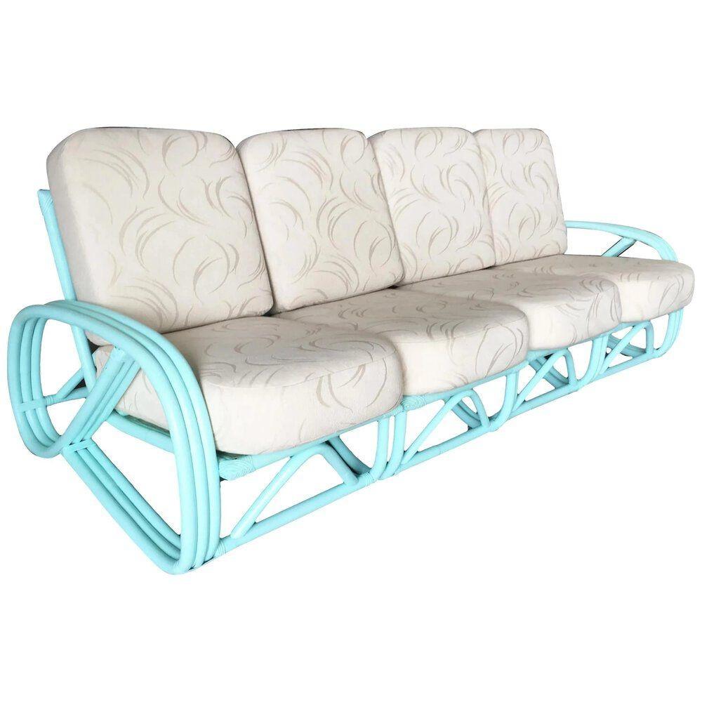 Este sofá de sección de 4 plazas de ratán con brazos 3/4 pretzel, bellamente restaurado e inspirado en Paul Frankl, presenta un arco decorativo a lo largo de cada base acabado en color verde azulado. El sofá recuerda al estilo que hizo famoso Paul
