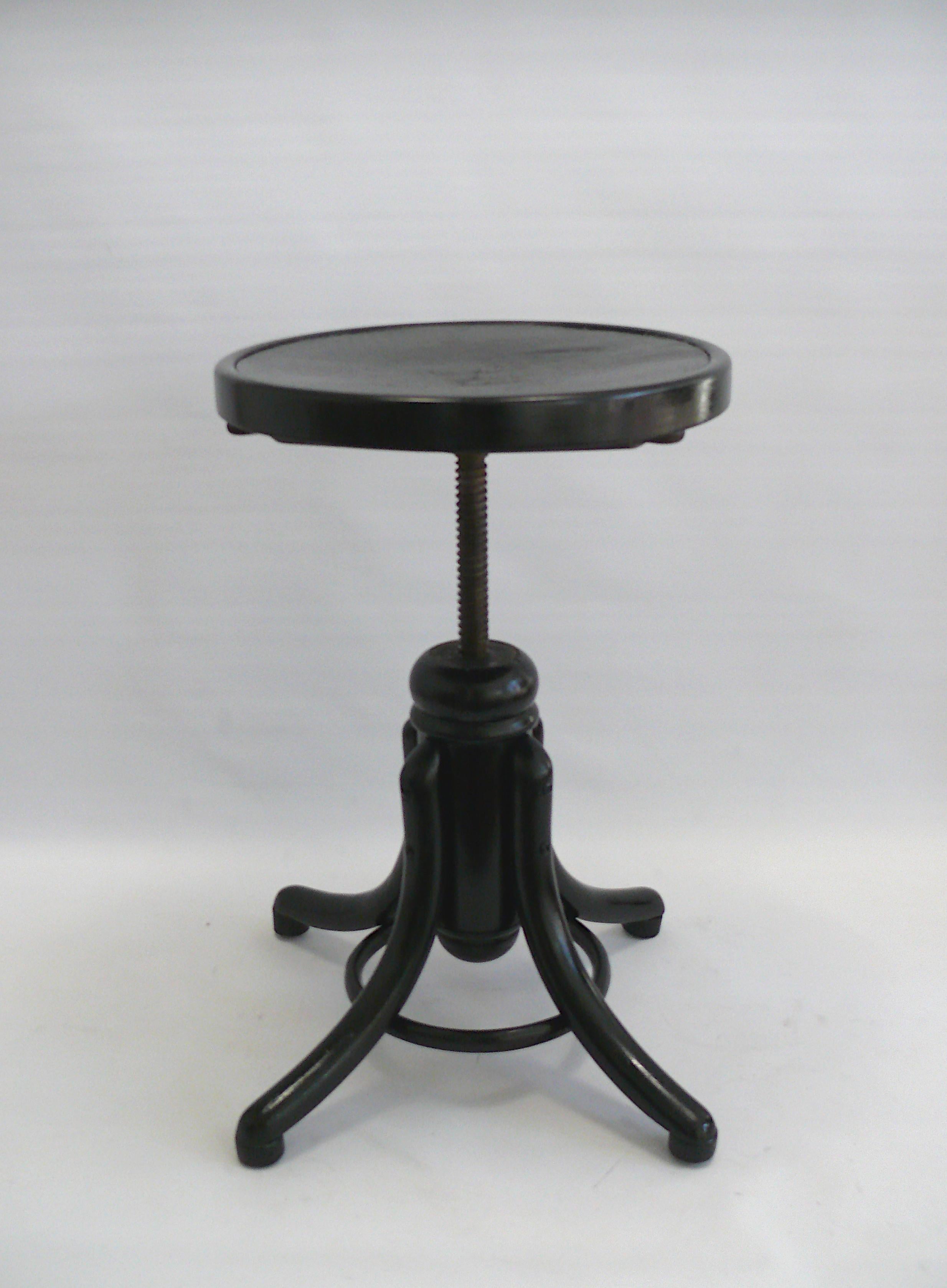 Restored bentwood piano stool/swivel stool by Gebrüder Thonet. The piano stool is made of black lacquered (shellac) beechwood and has four steam-bent feet with a bentwood ring for stability. The stool's height can be adjusted from 43 cm to