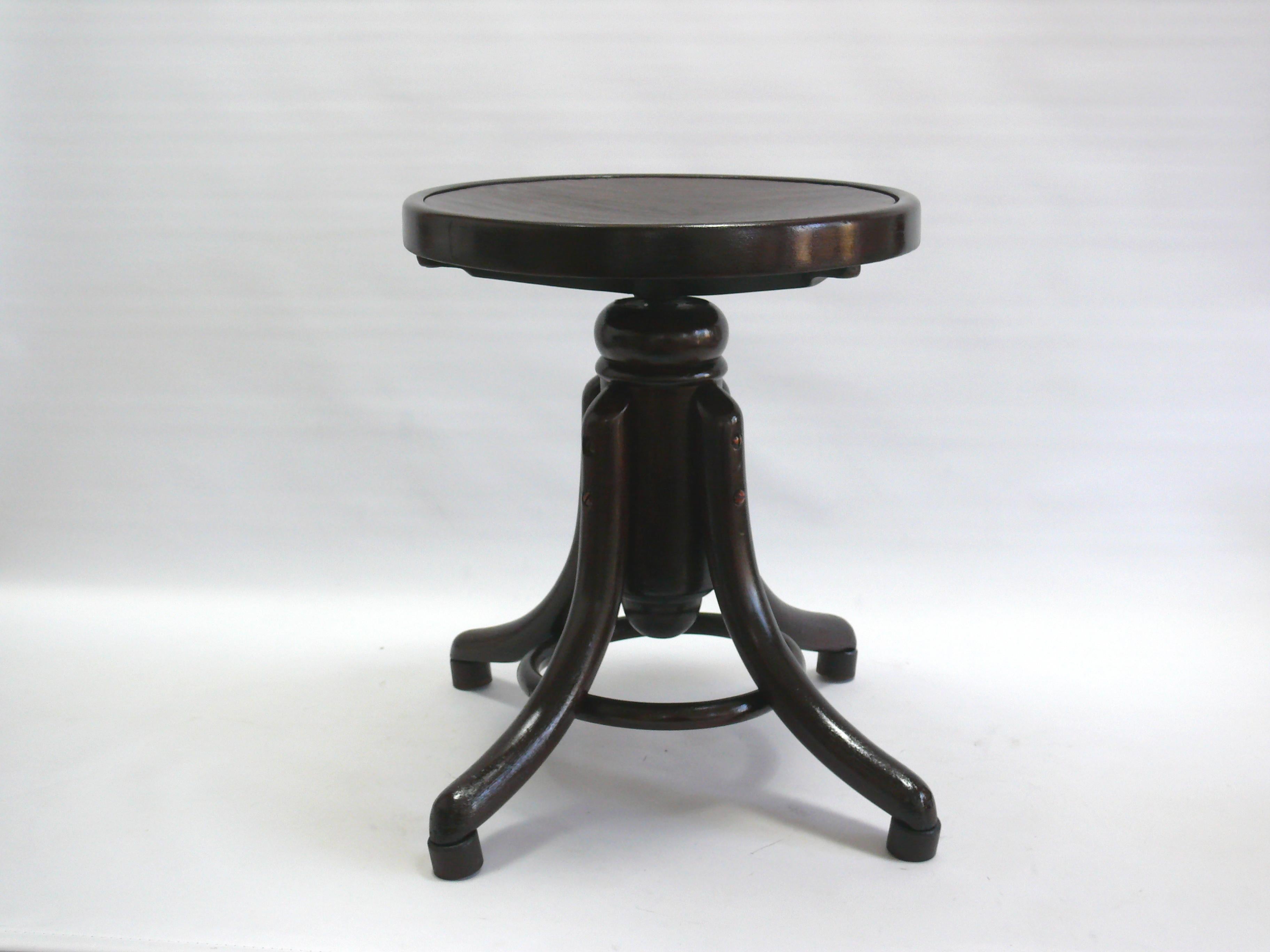 Restaurierter Klavierhocker/Schwenkhocker aus Bugholz von Gebrüder Thonet. Der Klavierhocker ist aus dunkel gebeiztem (Palisander) und mit Schellack gestrichenem Buchenholz gefertigt und hat vier dampfgebogenen Füße mit Bugholzringen für Stabilität.