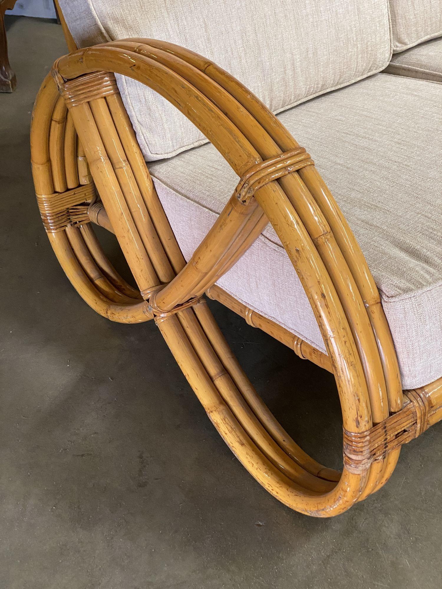 Restauriertes dreisträngiges dreisitziges, rundes Dreisitzer-Sofa mit runder Brezel im Zustand „Hervorragend“ in Van Nuys, CA