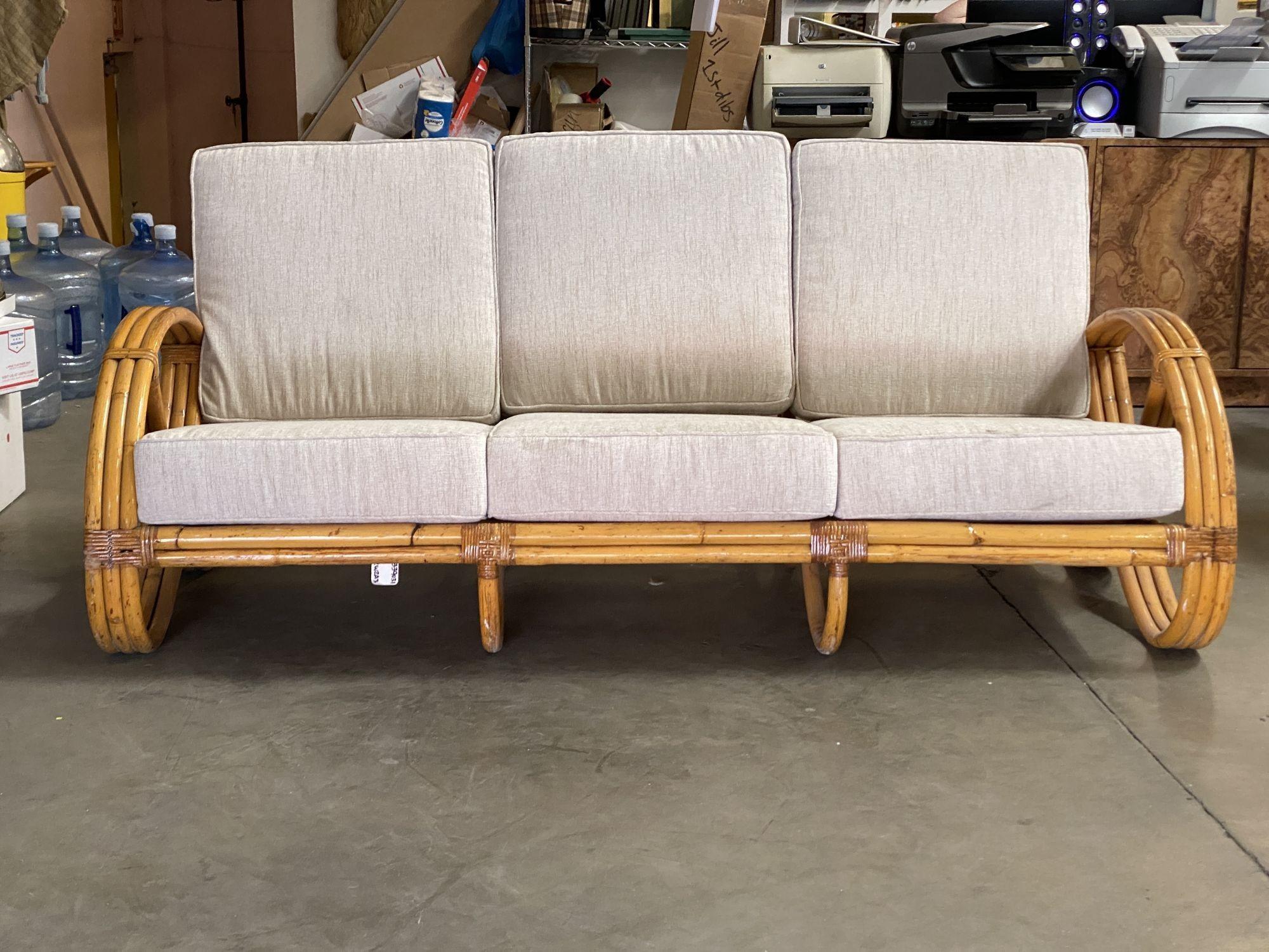 Restauriertes dreisträngiges dreisitziges, rundes Dreisitzer-Sofa mit runder Brezel (Rattan)