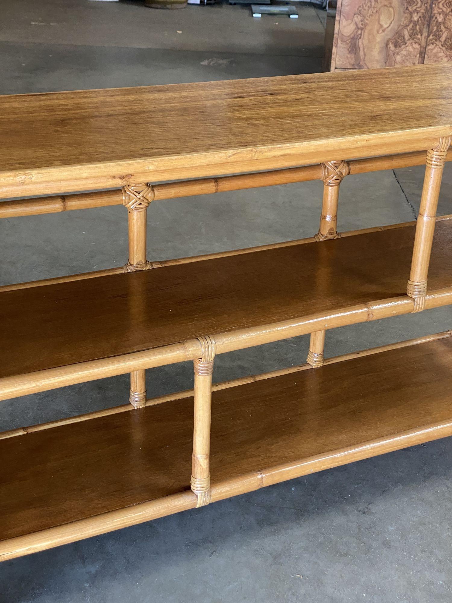 Imaculatisch restaurierter dreistöckiger Bücherregal-Konsolentisch mit Leiterseiten und Bücherregal mit Mahagoni im Angebot 1
