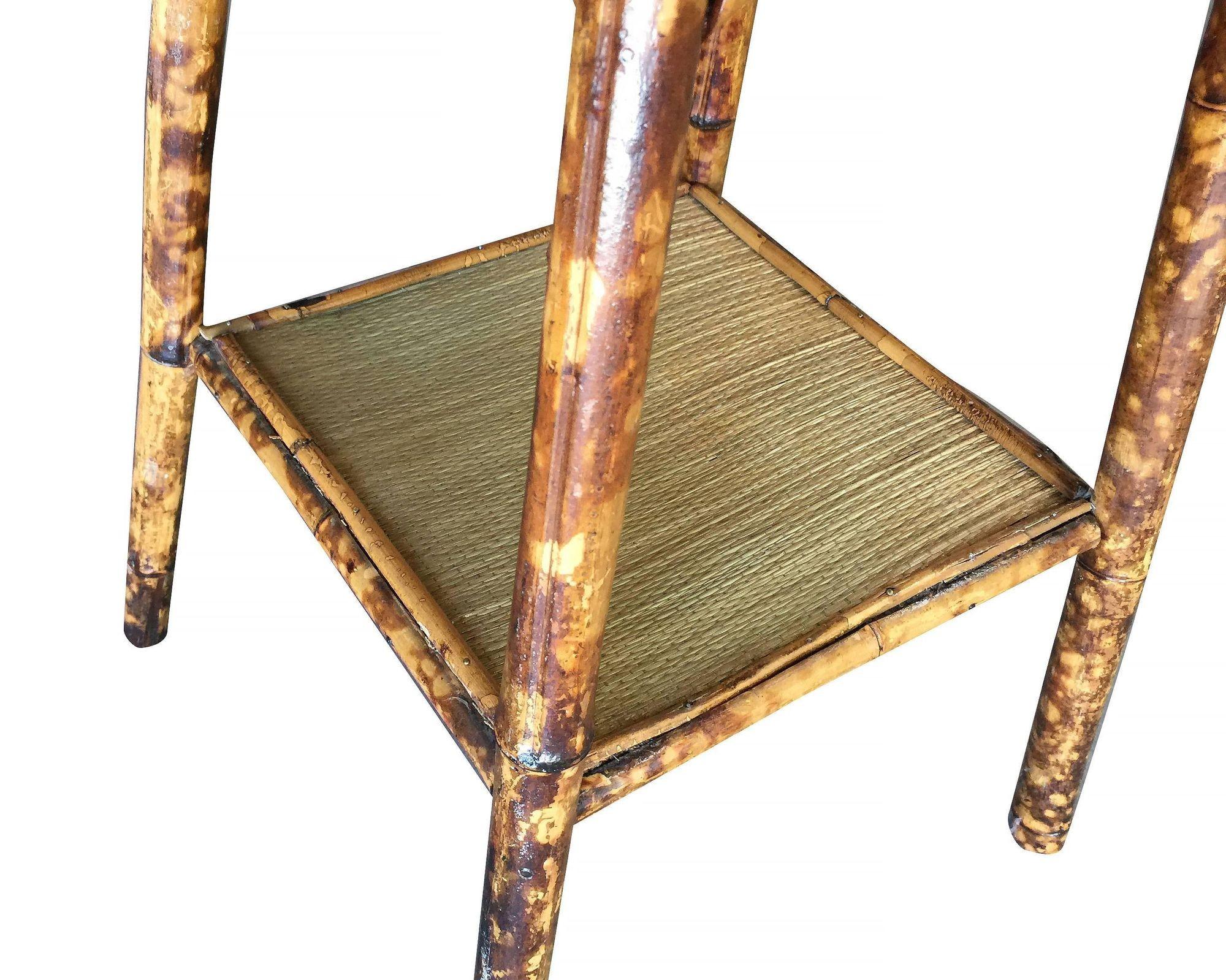Table d'appoint restaurée en bambou tigré avec grand plateau Bon état - En vente à Van Nuys, CA