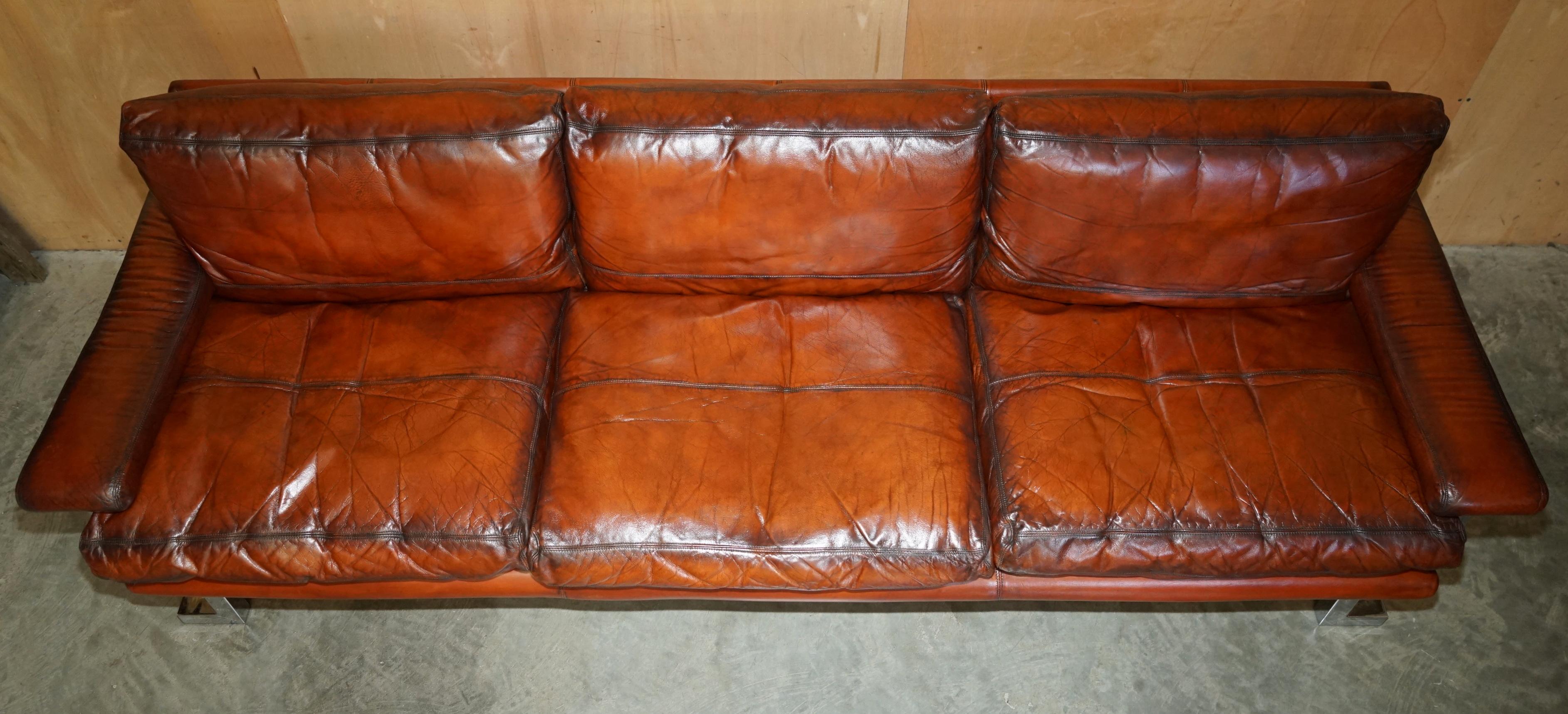 English RESTORED TIM BATES PIEFF MANDARIN LEATHER CHROME & HARDWOOD SOFA ARMCHAiR SUITE For Sale