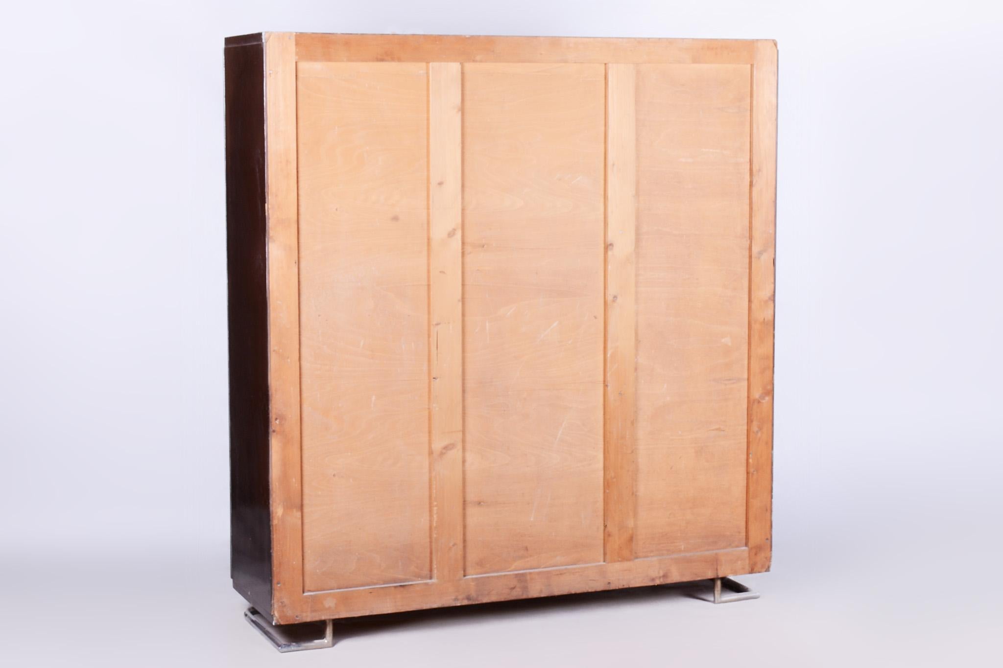 Restored triple-door wardrobe by Mücke - Melder.

Maker: Mücke - Melder
Source: Czechia (Czechoslovakia)
Period: 1930-1939
Material: Lacquered Wood, Chrome-Plated Steel

It has been fully restored by our professional refurbishing team in