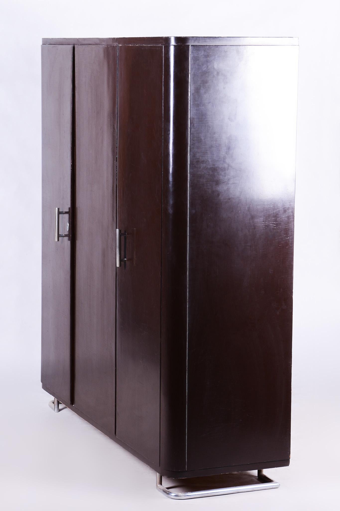Bauhaus Restored Triple-Door Wardrobe by Mücke, Melder, Lacquered Wood, Czechia, 1930s For Sale