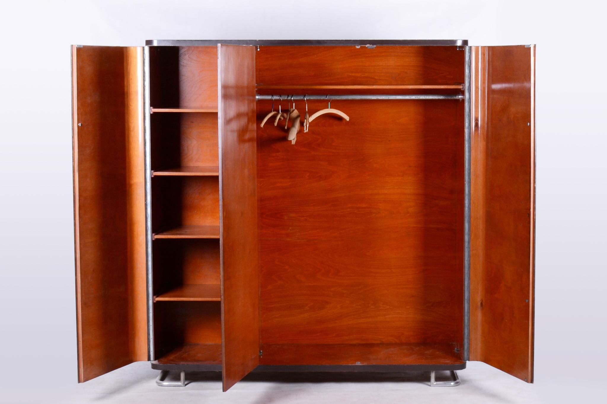 Restored Triple-Door Wardrobe by Mücke, Melder, Lacquered Wood, Czechia, 1930s For Sale 3