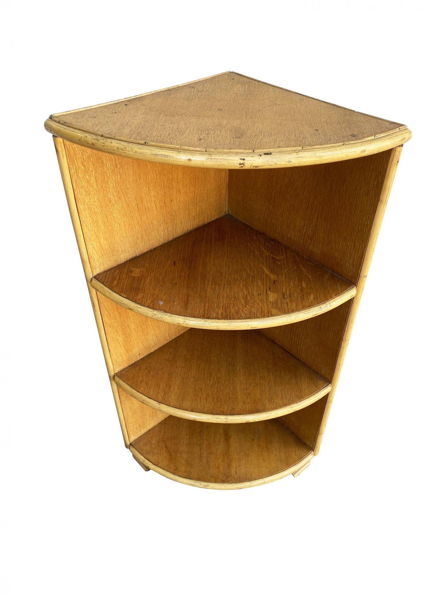 Original Streamline Koa-Holz-Eckregal mit Rattan-Einfassung mit 4 Etagen. Entworfen nach dem Vorbild von Paul Frankl.
1930, Vereinigte Staaten
Wir kaufen und verkaufen nur die besten und feinsten Rattanmöbel, die von den besten und bekanntesten
