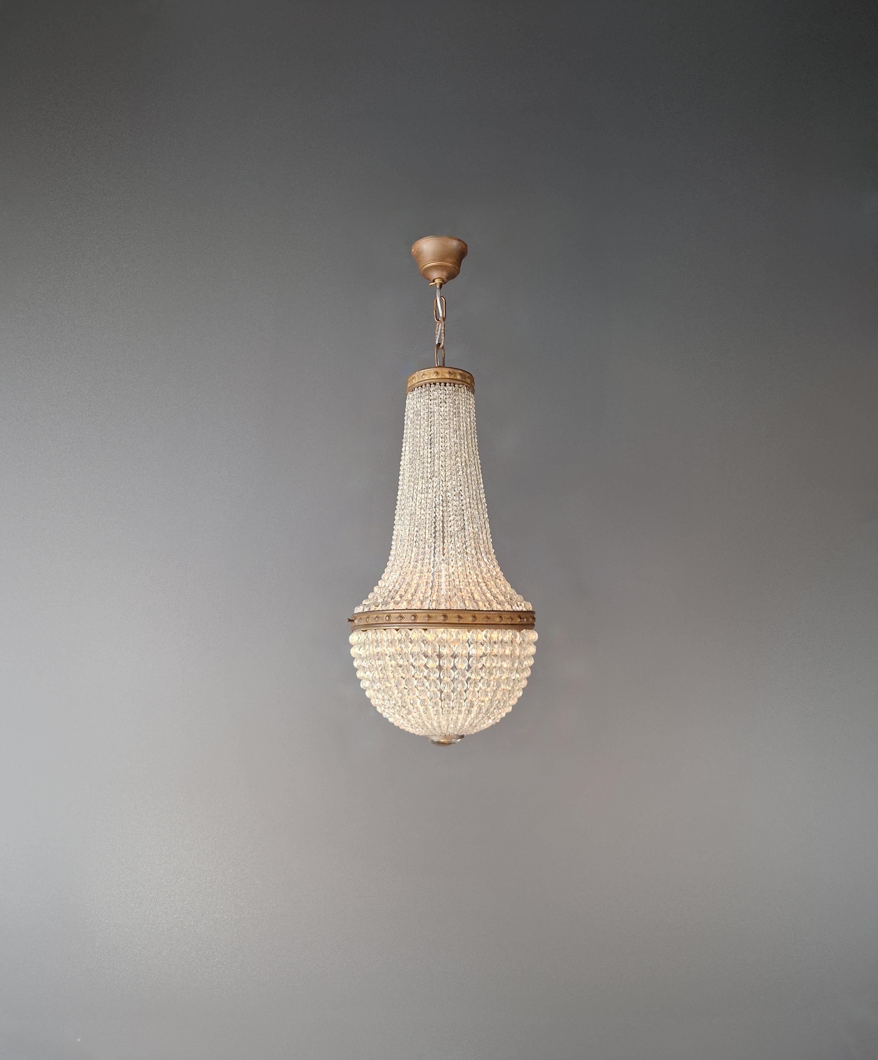 Lampadario toscano in ottone restaurato con perle di cristallo infilate a mano, stile Impero italiano, circa 1920

Uno splendido lampadario toscano del Nord Italia, risalente al 1920 circa, meticolosamente riportato all'eleganza
