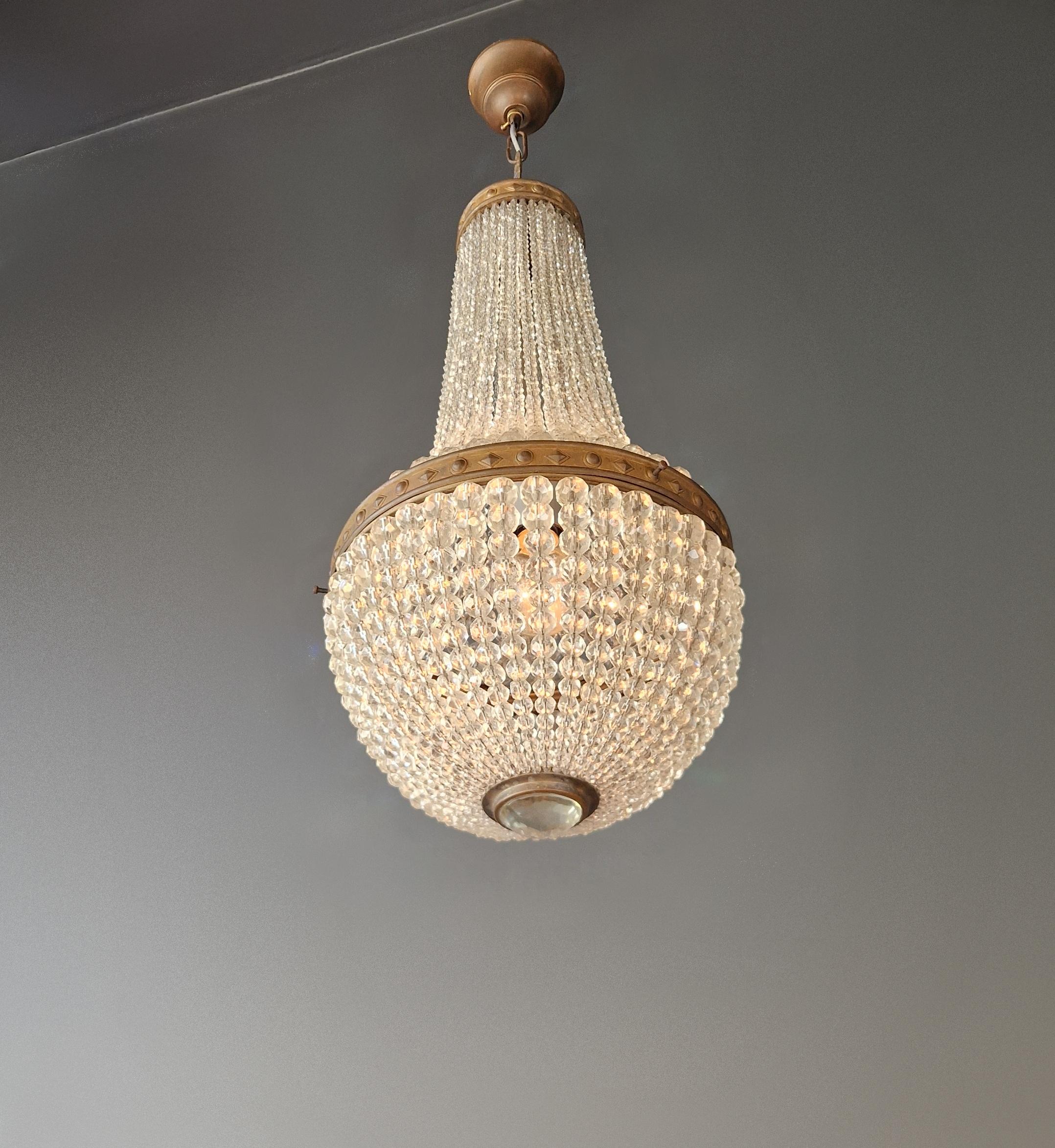 Italiano Lampadario toscano in ottone restaurato con perline di cristallo intrecciate a mano Antico Impero in vendita