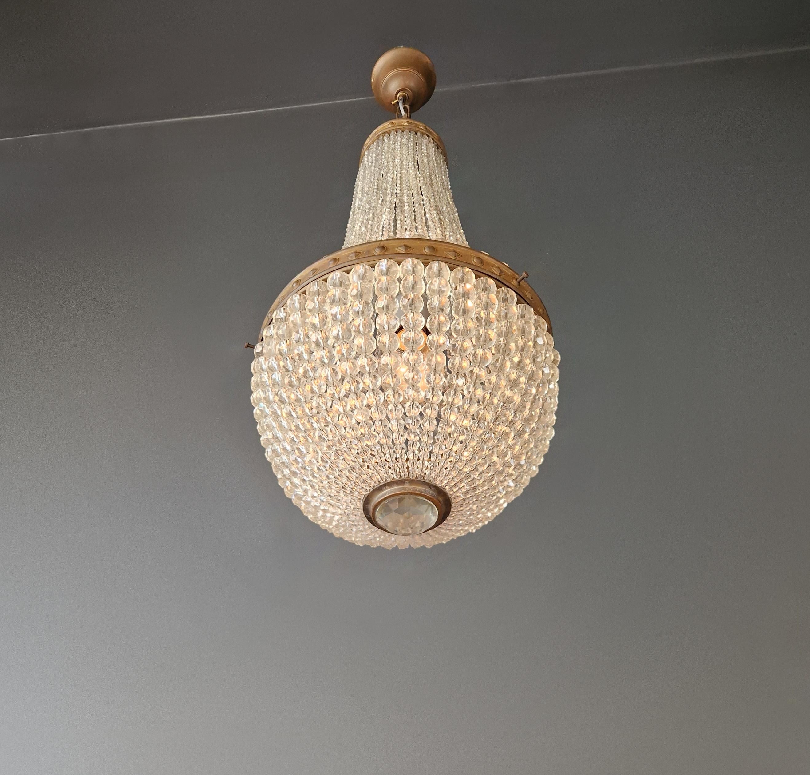 Annodato a mano Lampadario toscano in ottone restaurato con perline di cristallo intrecciate a mano Antico Impero in vendita