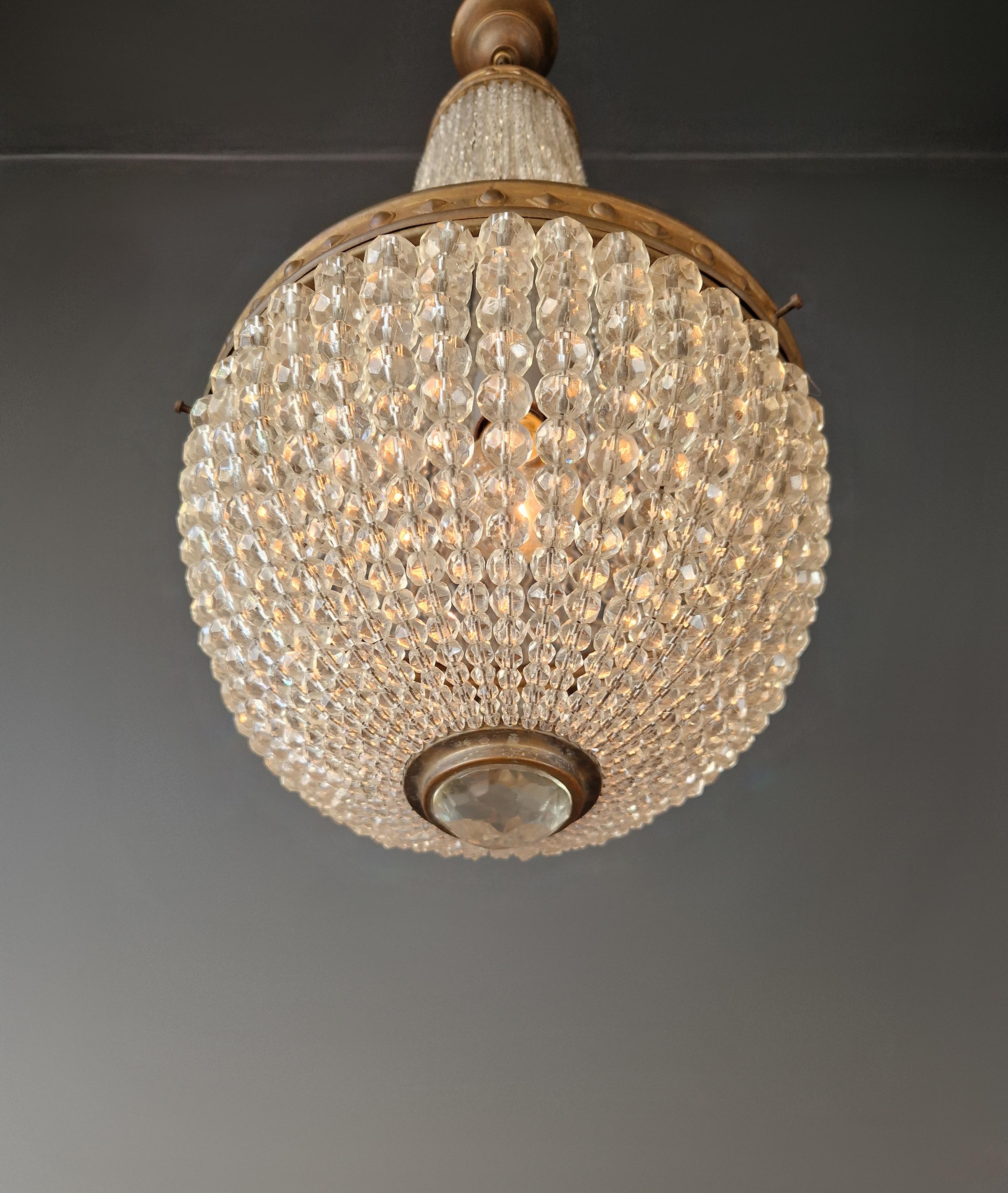 Lampadario toscano in ottone restaurato con perline di cristallo intrecciate a mano Antico Impero In condizioni buone in vendita a Berlin, DE