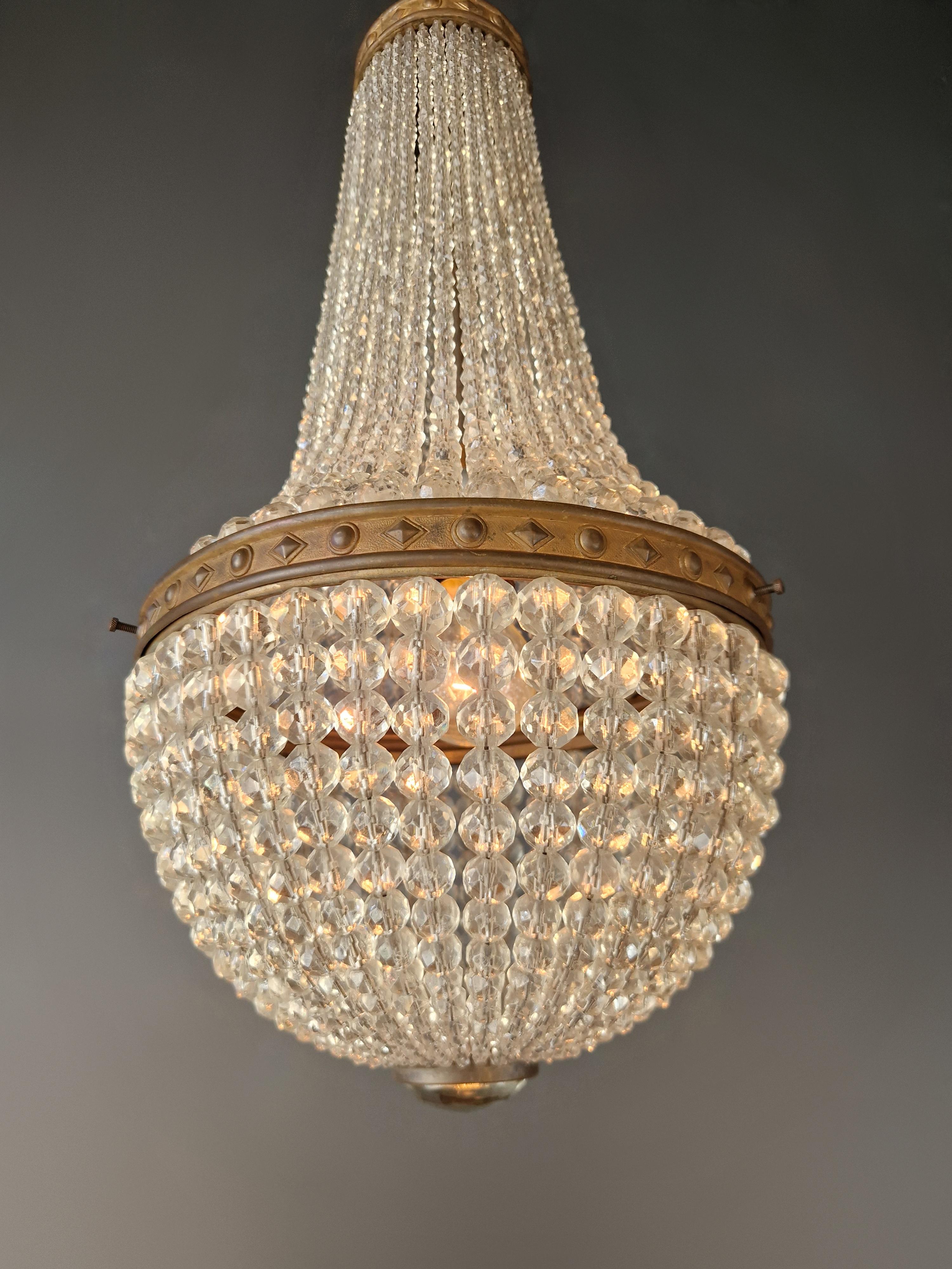Inizio XX secolo Lampadario toscano in ottone restaurato con perline di cristallo intrecciate a mano Antico Impero in vendita