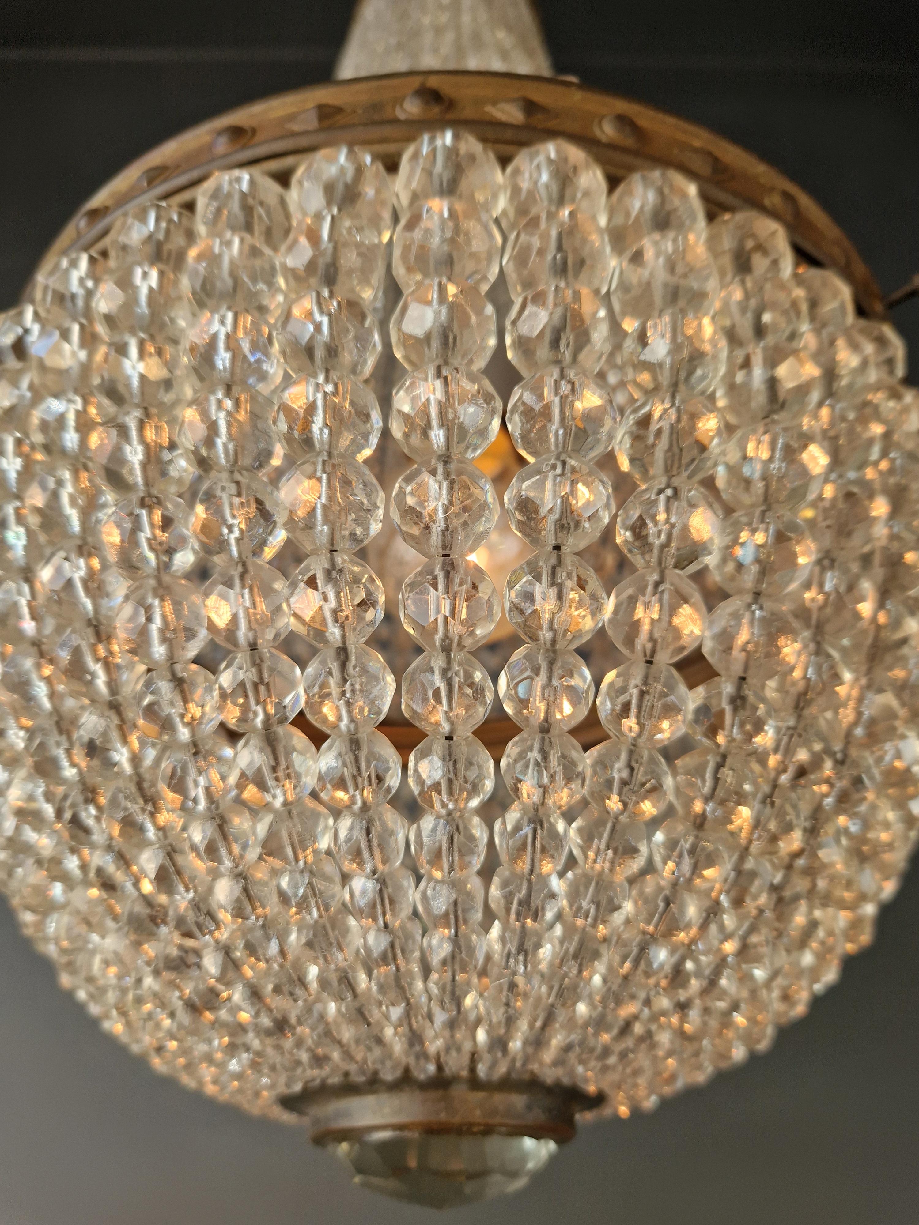 Ottone Lampadario toscano in ottone restaurato con perline di cristallo intrecciate a mano Antico Impero in vendita