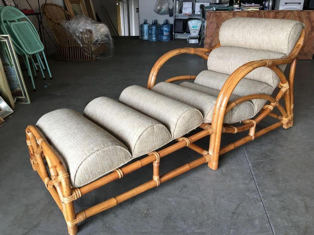 Cette chaise longue restaurée en rotin rare à deux brins 