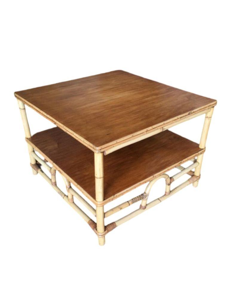 Mesa baja restaurada de ratán de dos pisos 
