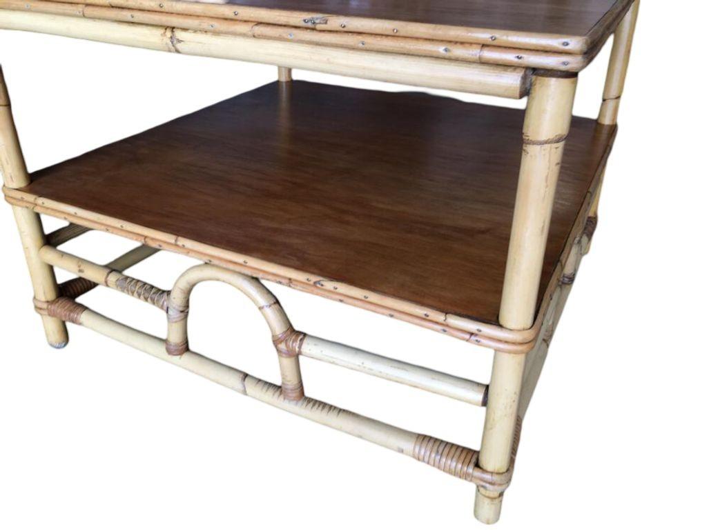 Mesa baja restaurada de ratán de dos pisos 