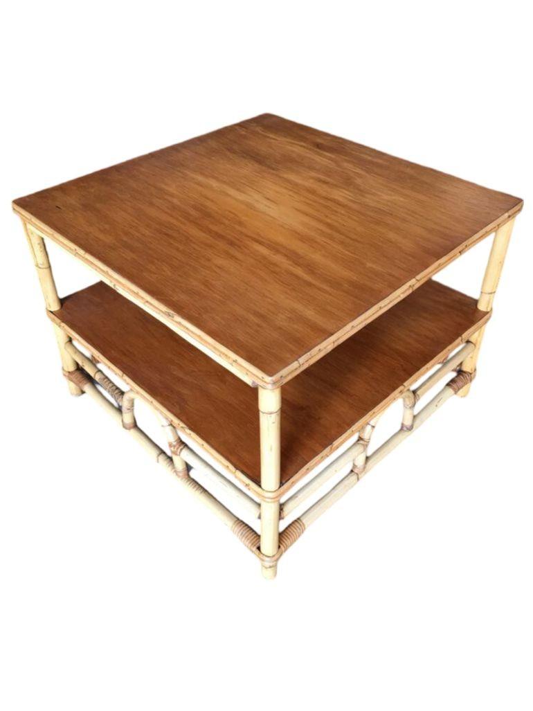 Mesa baja restaurada de ratán de dos pisos 