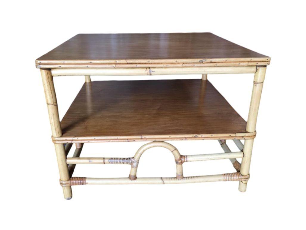 Mesa baja restaurada de ratán de dos pisos 