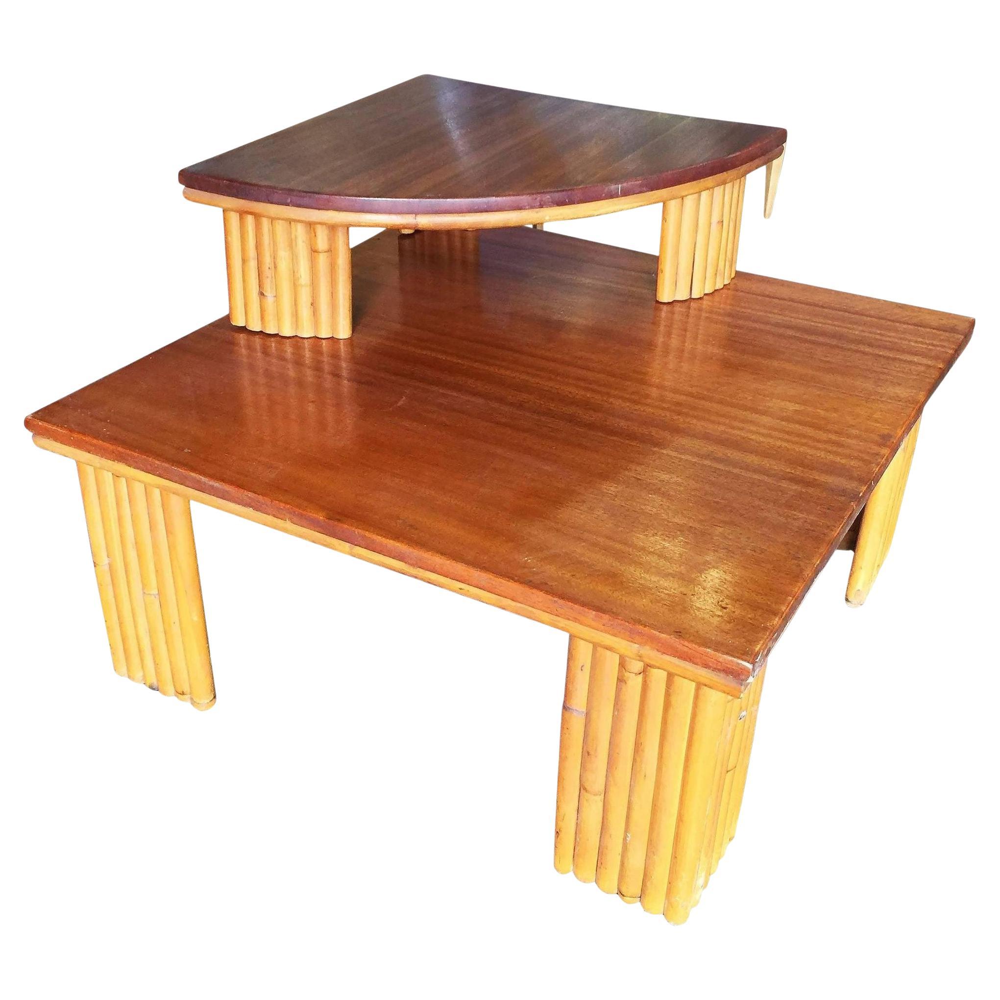 Table d'angle restaurée à deux niveaux avec pieds en rotin empilés et plateau en acajou