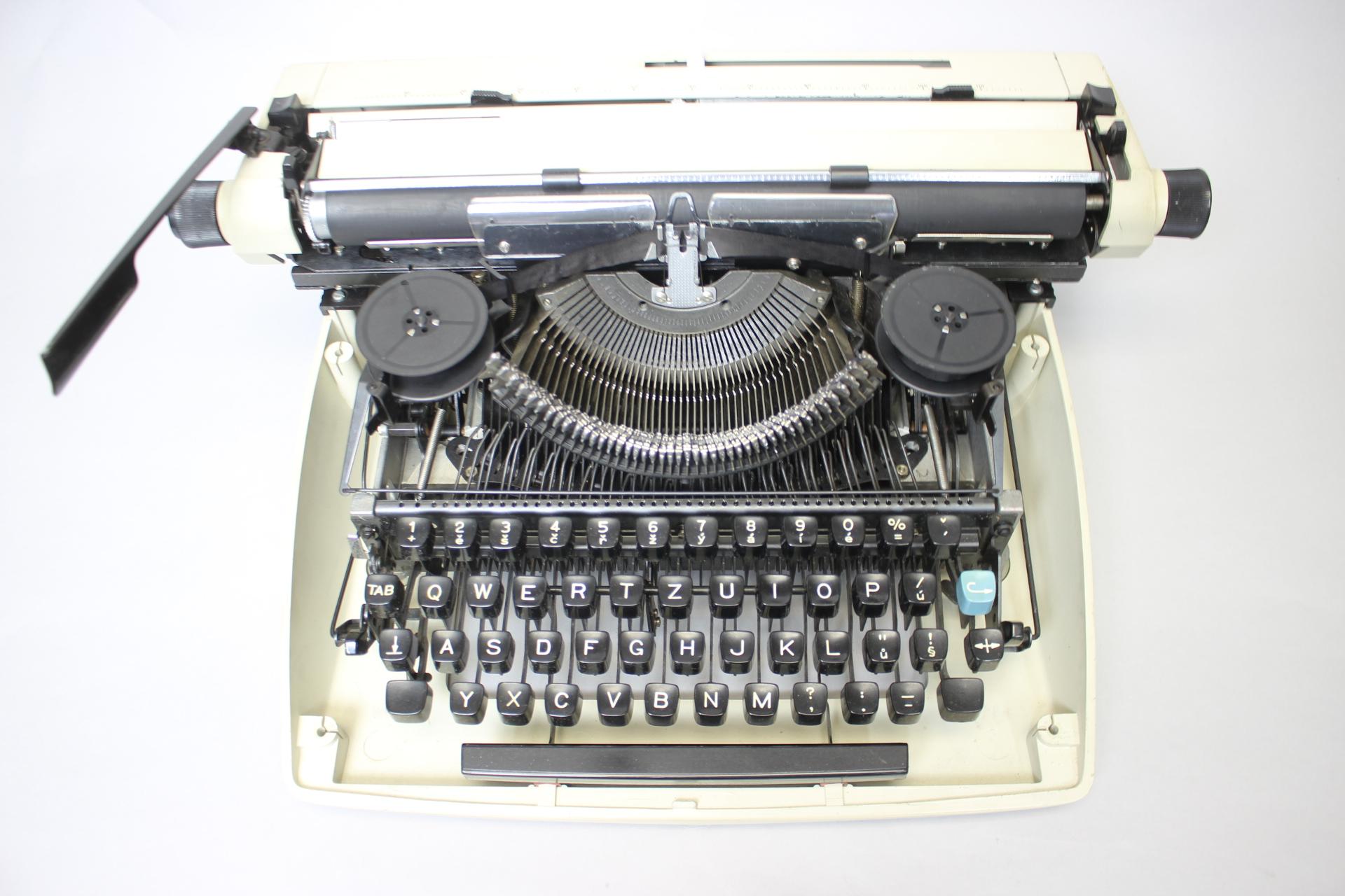 olivetti electric typewriter models