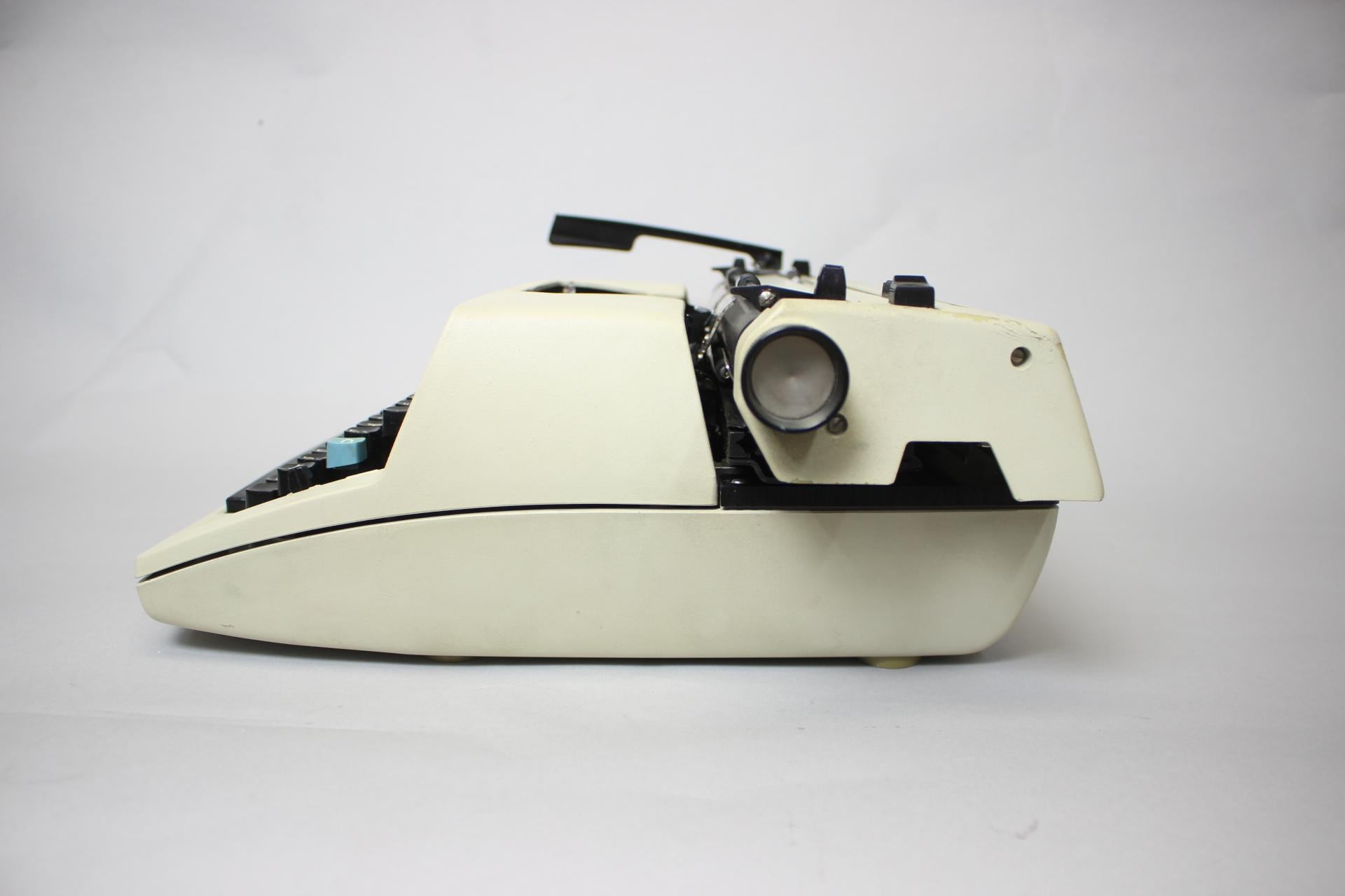 Restaurierter Schreibtischschreibtisch/Konsulat - Modell 2226, Tschechoslowakei, 1965er Jahre im Zustand „Gut“ im Angebot in Praha, CZ