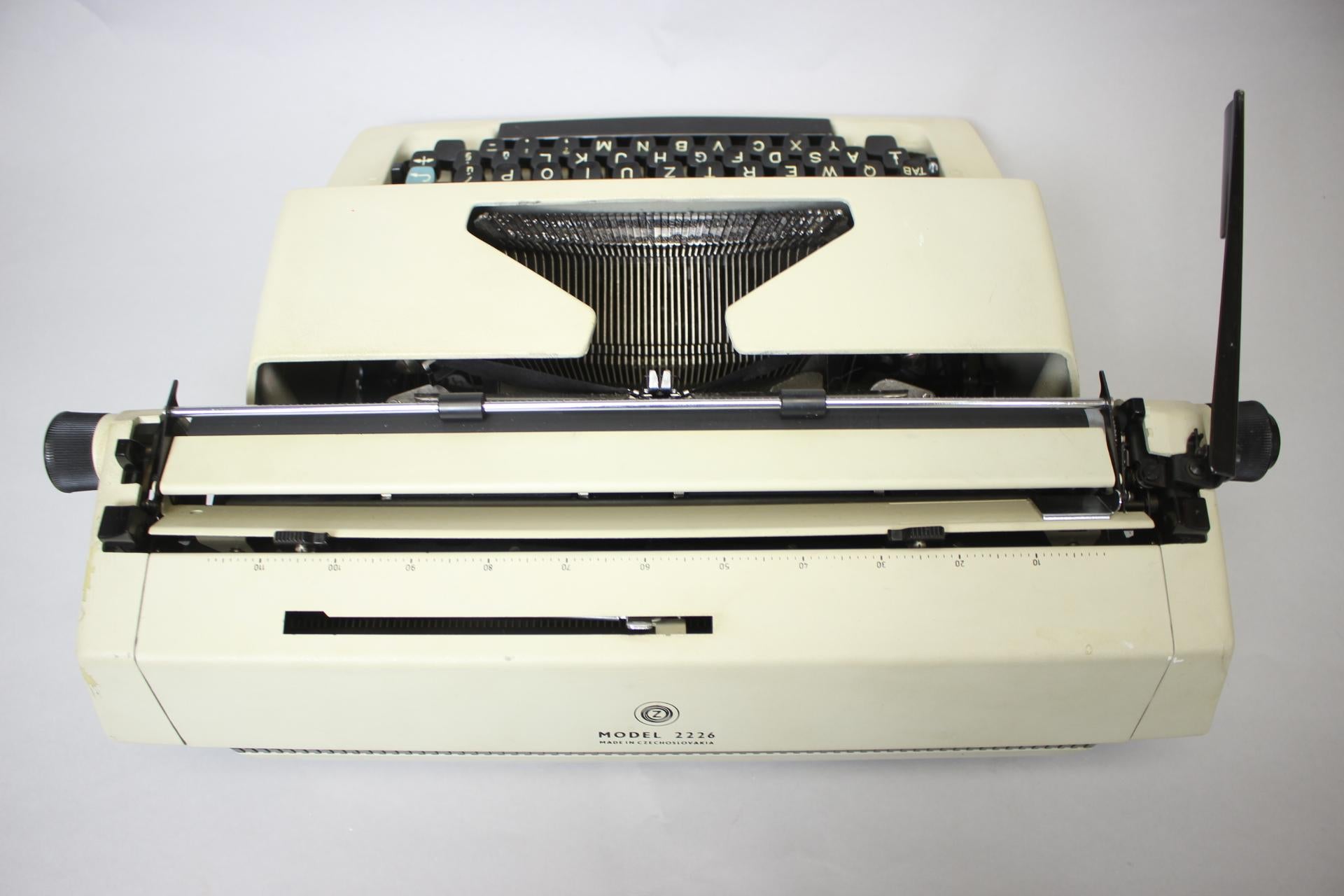 Restaurierter Schreibtischschreibtisch/Konsulat - Modell 2226, Tschechoslowakei, 1965er Jahre (Metall) im Angebot