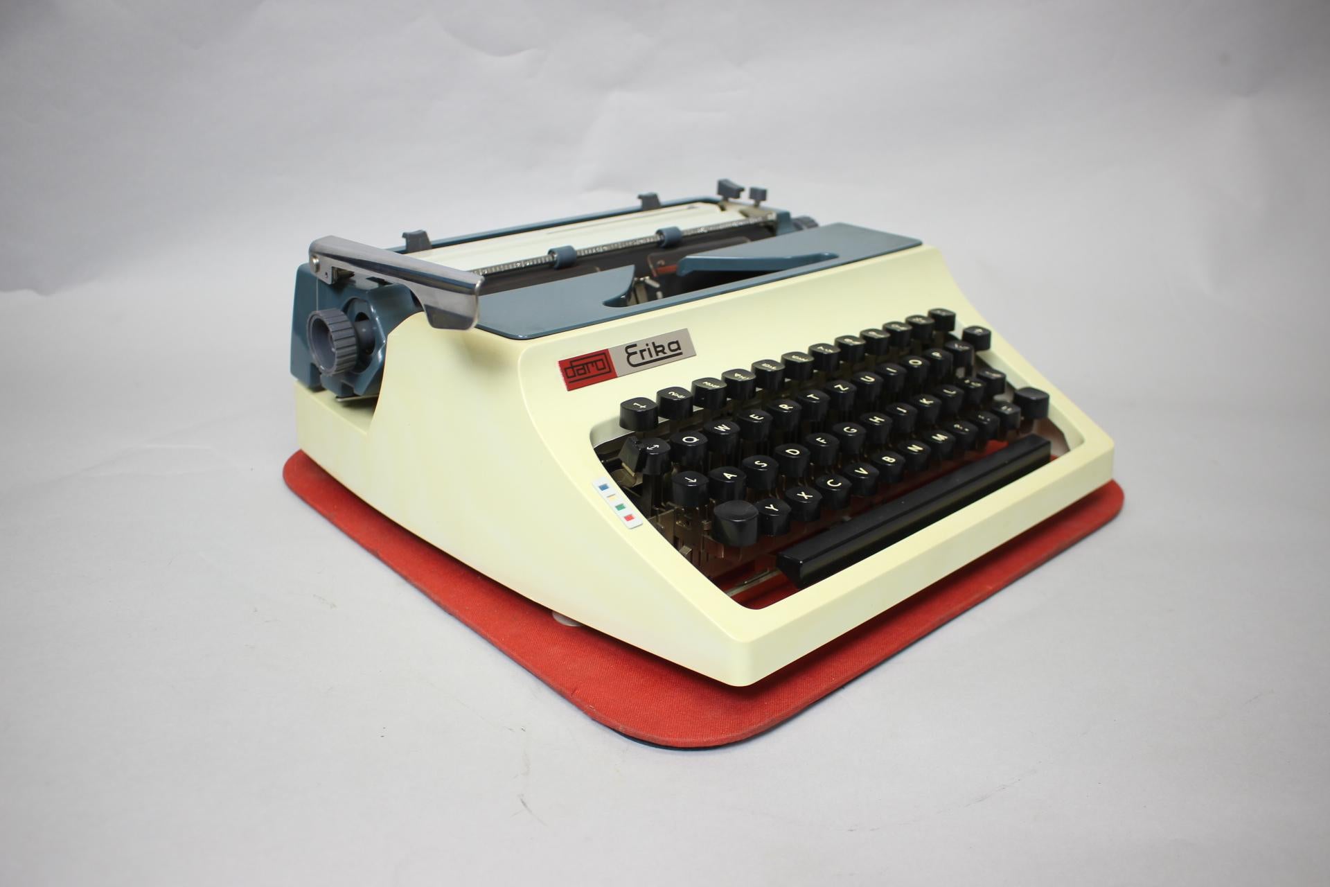 Restored Typewriter/ Daro Erika, Model 32, Germany, 1965 For Sale 2