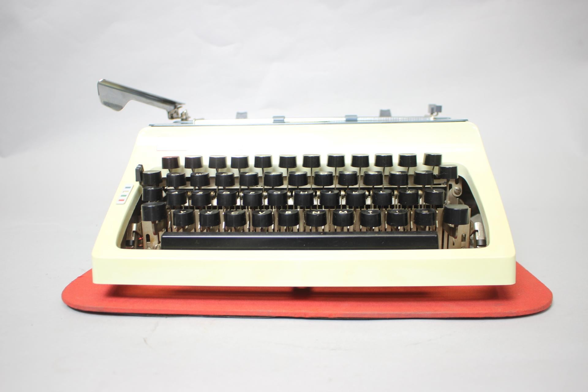 Máquina de escribir restaurada/ Daro Erika, Model 32, Alemania, 1965 Alemán en venta