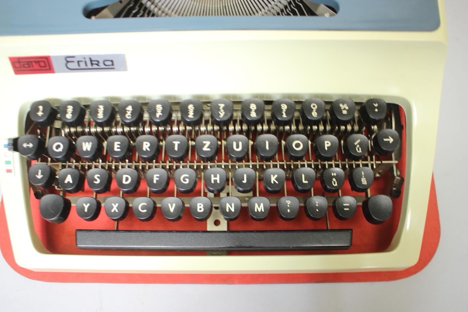 Mid-Century Modern Restored Typewriter/ Daro Erika, Model 32, Germany, 1965 For Sale