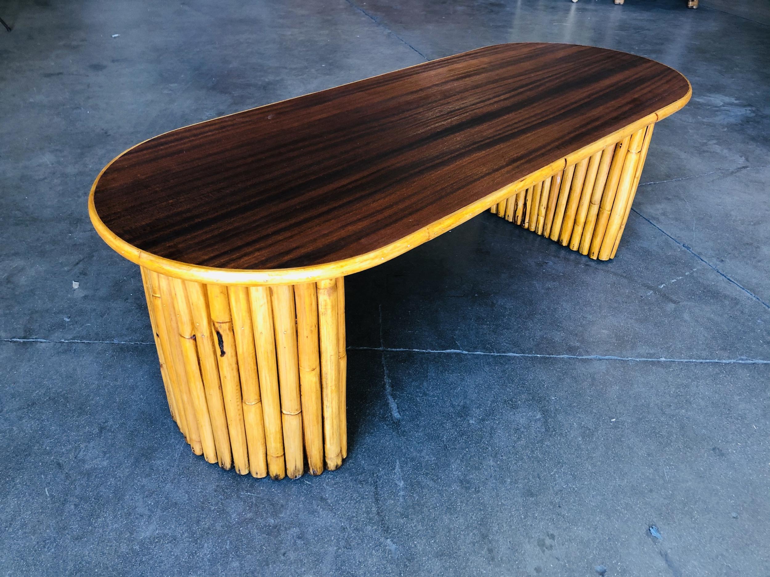 Américain Table basse en rotin empilé verticalement, restaurée, avec plateau en acajou en vente