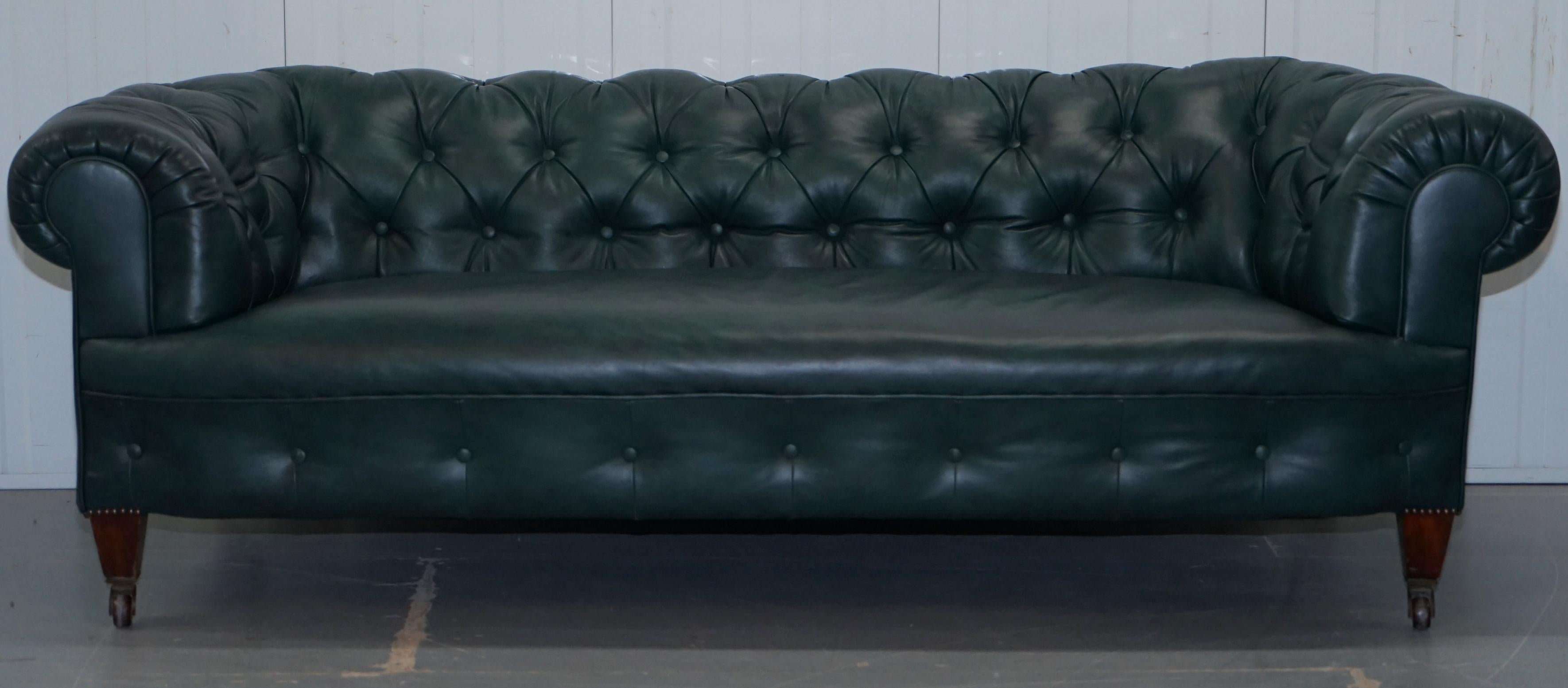 Wir freuen uns, dieses schöne, seltene, original restaurierte viktorianische 1890er Cornelius V Smith Chesterfield Sofa aus grünem Leder zum Verkauf anbieten zu können.

Was soll ich sagen, wenn Sie auf der Suche nach den besten viktorianischen
