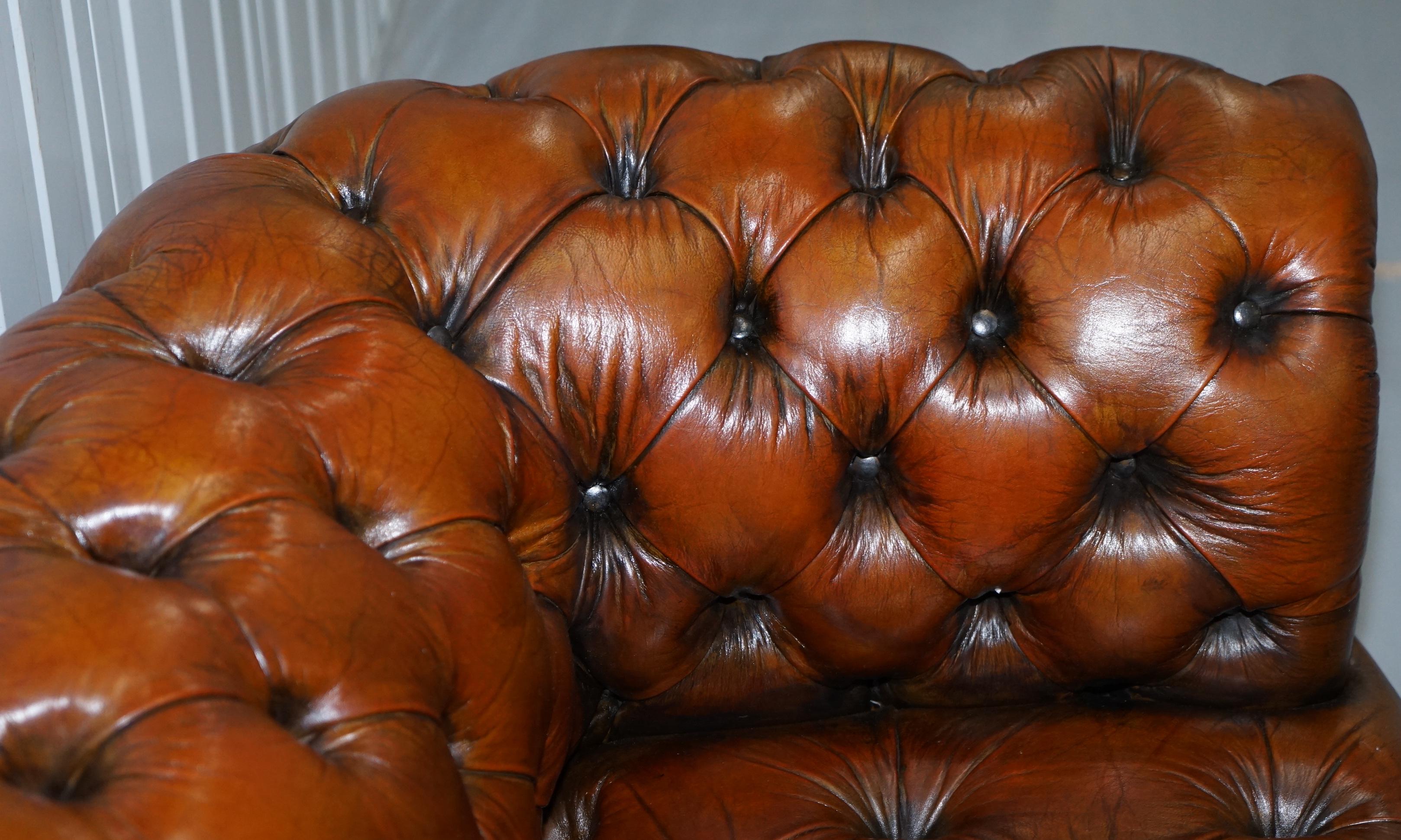 Divano vittoriano restaurato del 1890 di Cornelius V. Smith in pelle marrone con timbro Chesterfield in vendita 3