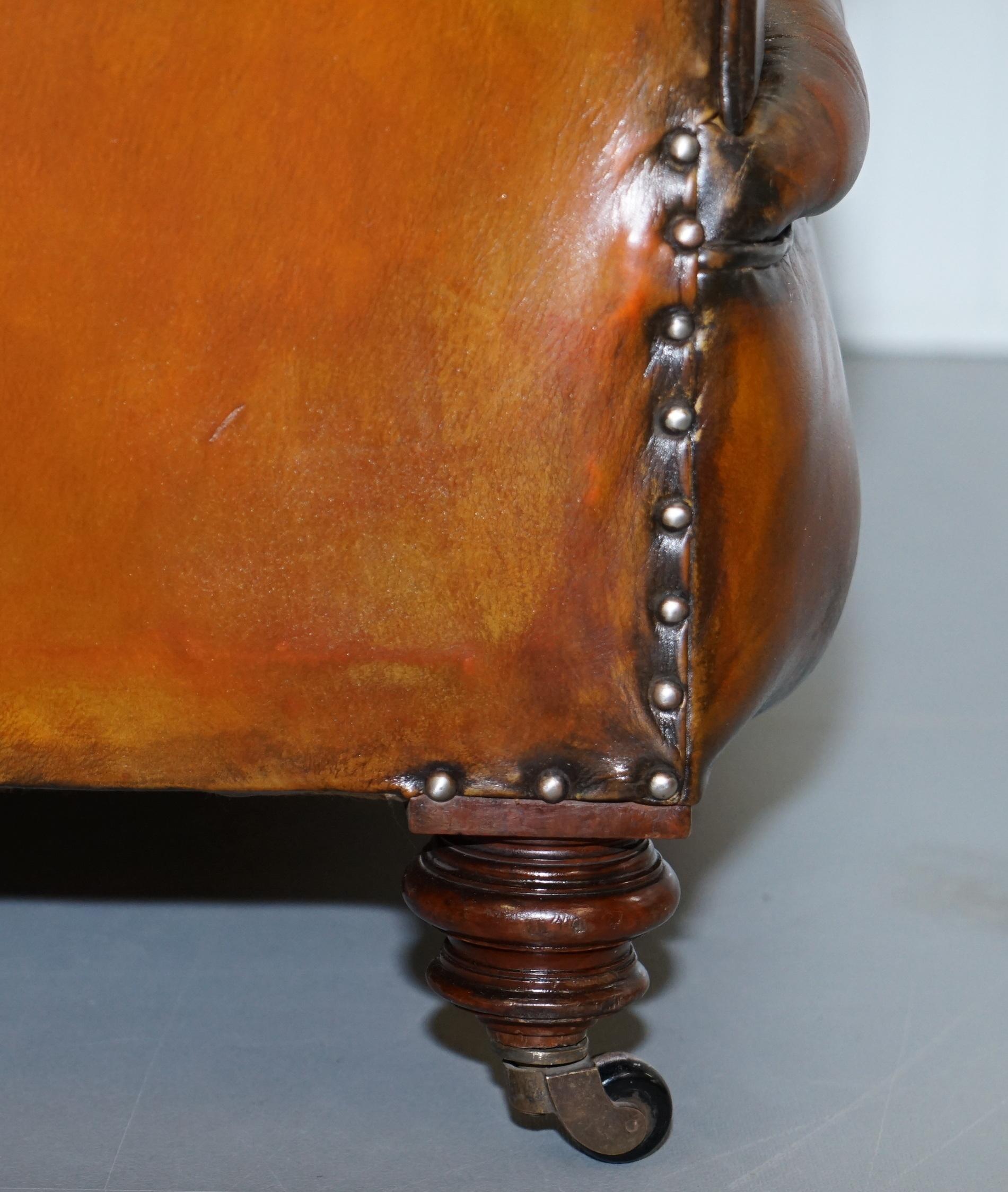 Canapé en cuir marron restauré de style victorien 1890 Cornelius V. Smith Stamp Chesterfield en vente 9