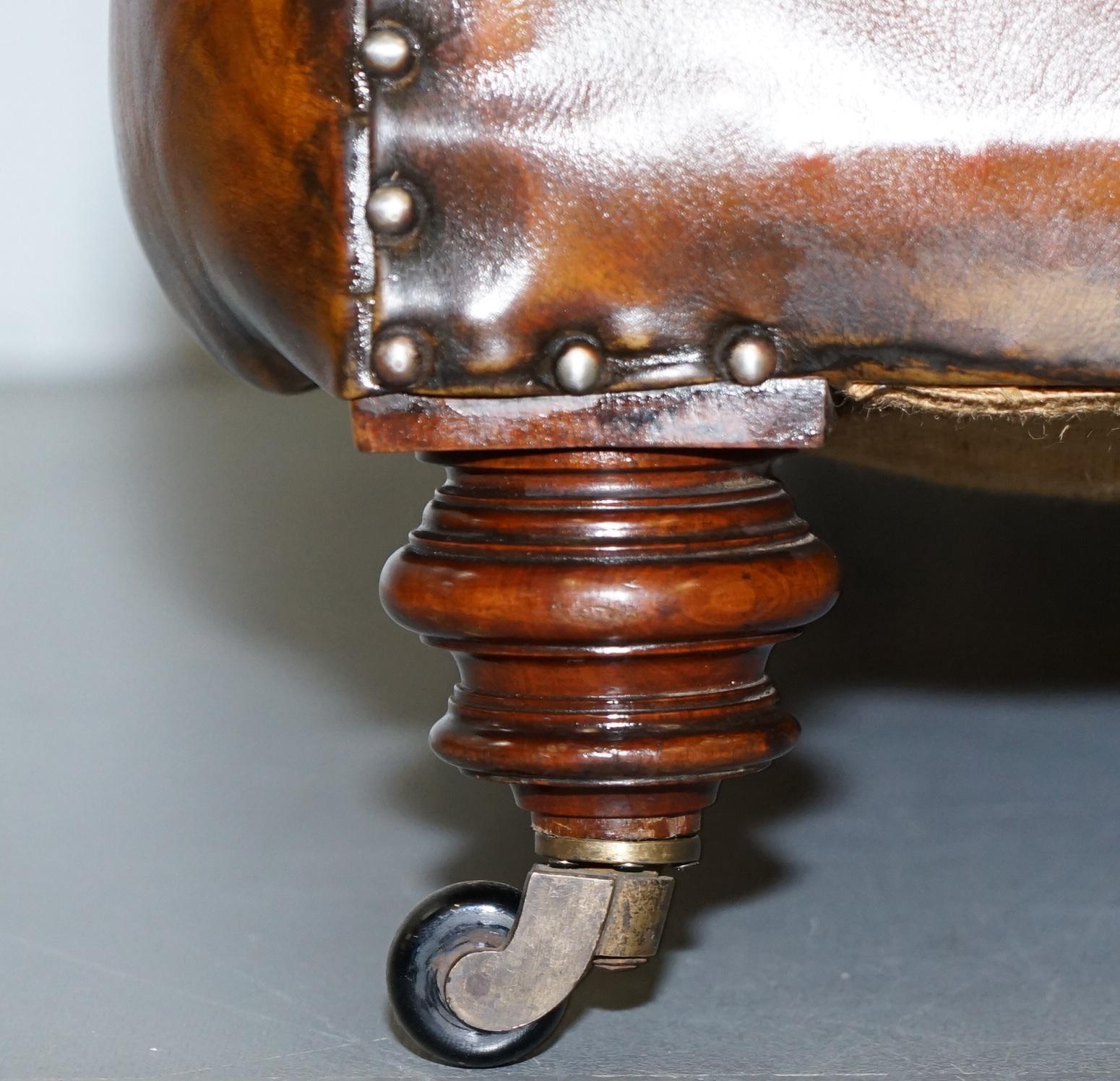 Canapé en cuir marron restauré de style victorien 1890 Cornelius V. Smith Stamp Chesterfield en vente 10