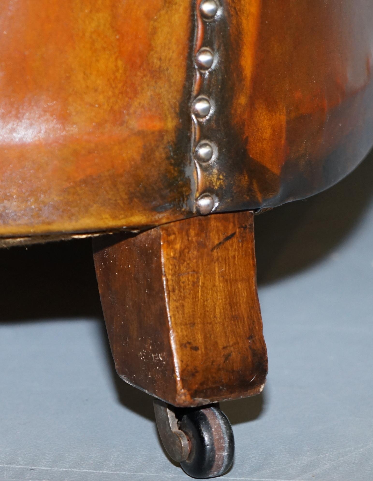 Canapé en cuir marron restauré de style victorien 1890 Cornelius V. Smith Stamp Chesterfield en vente 11