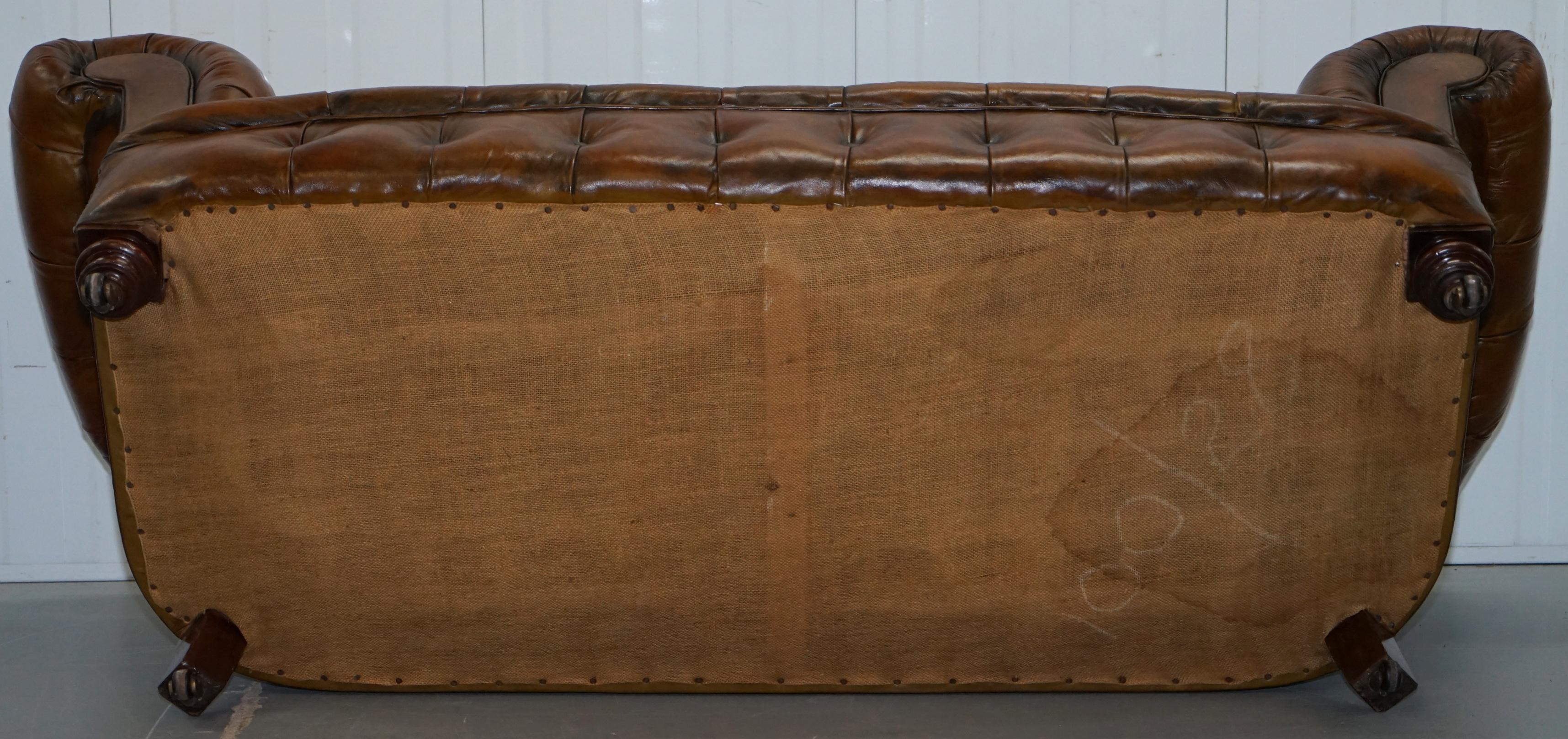 Restauriertes viktorianisches Sofa aus braunem Chesterfield-Leder, 1890 Cornelius V. Smith Stempel im Angebot 13