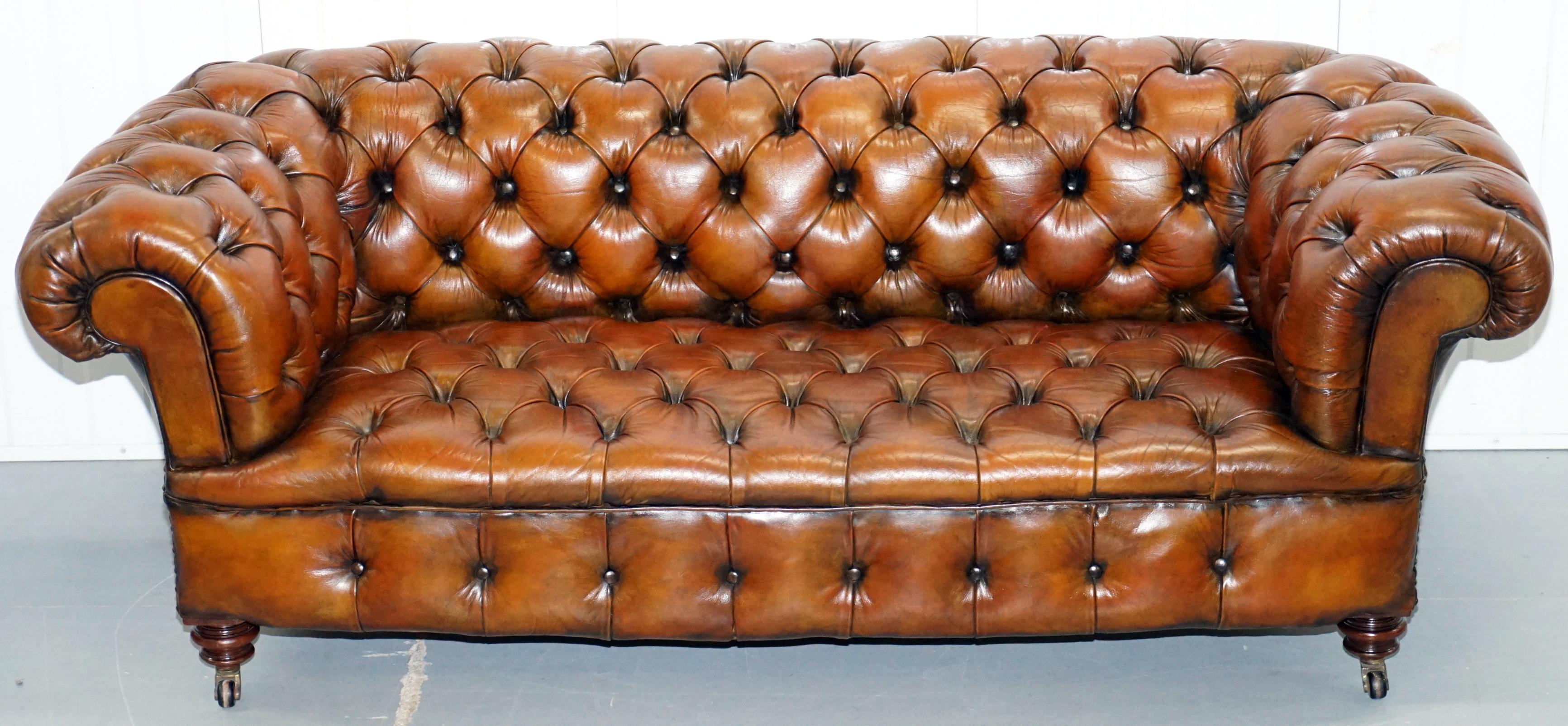 Restauriertes viktorianisches Sofa aus braunem Chesterfield-Leder, 1890 Cornelius V. Smith Stempel (Hochviktorianisch) im Angebot